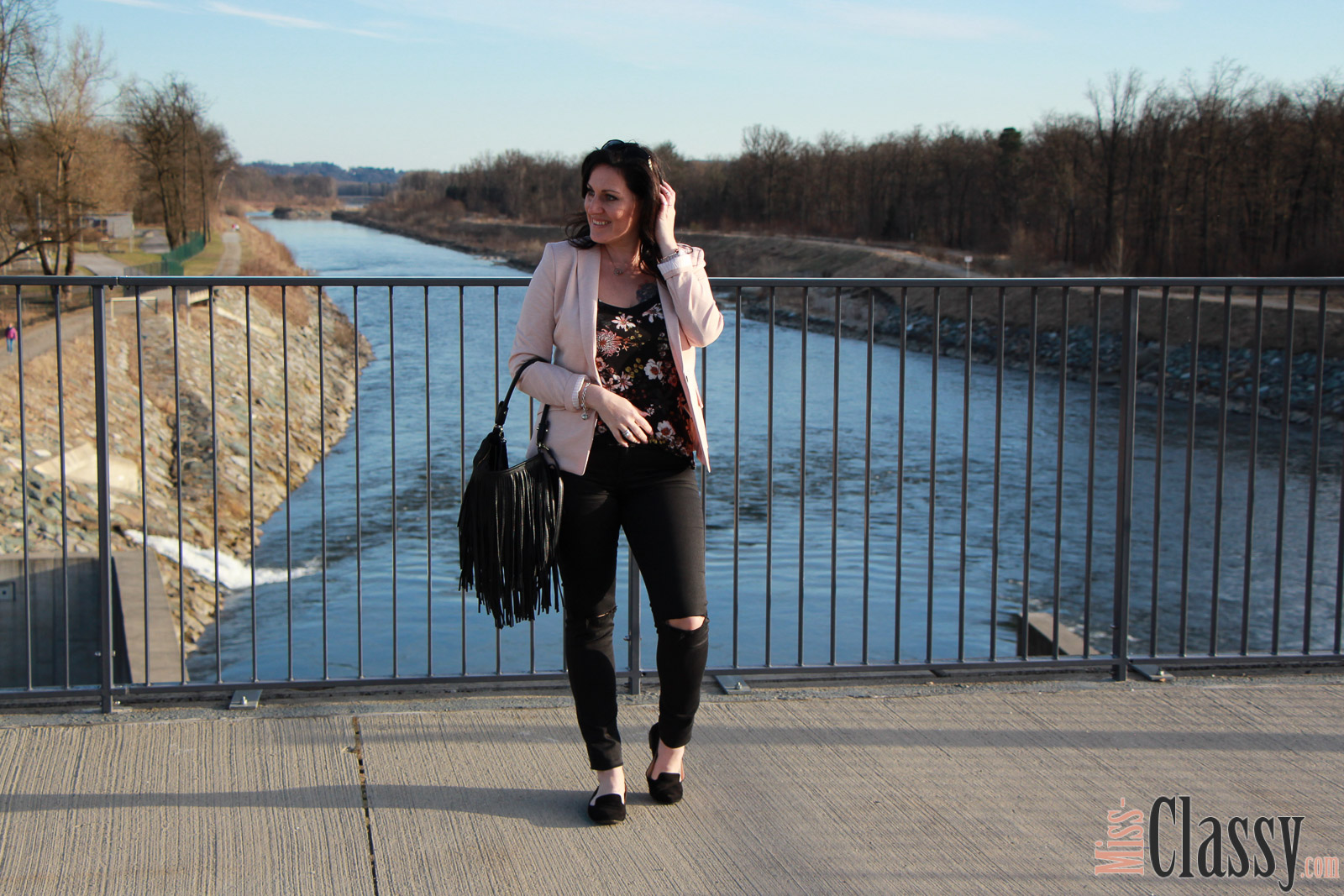 OUTFIT Rosa Blazer und Top mit Blumenprint, Miss Classy, miss-classy.com, Fashionblog, Fashionblogger, Fashionblog Graz, Lifestyleblog Graz, Graz, Steiermark, Österreich, classy, beclassy, classy Fashion, rosa Jersey Blazer, Blumen, Blumenprint, Sonnenbrille Burberry, Michael Kors Armbanduhr, Rosegold, Loafer, Kneecut Jeans, Fransentasche, H&M