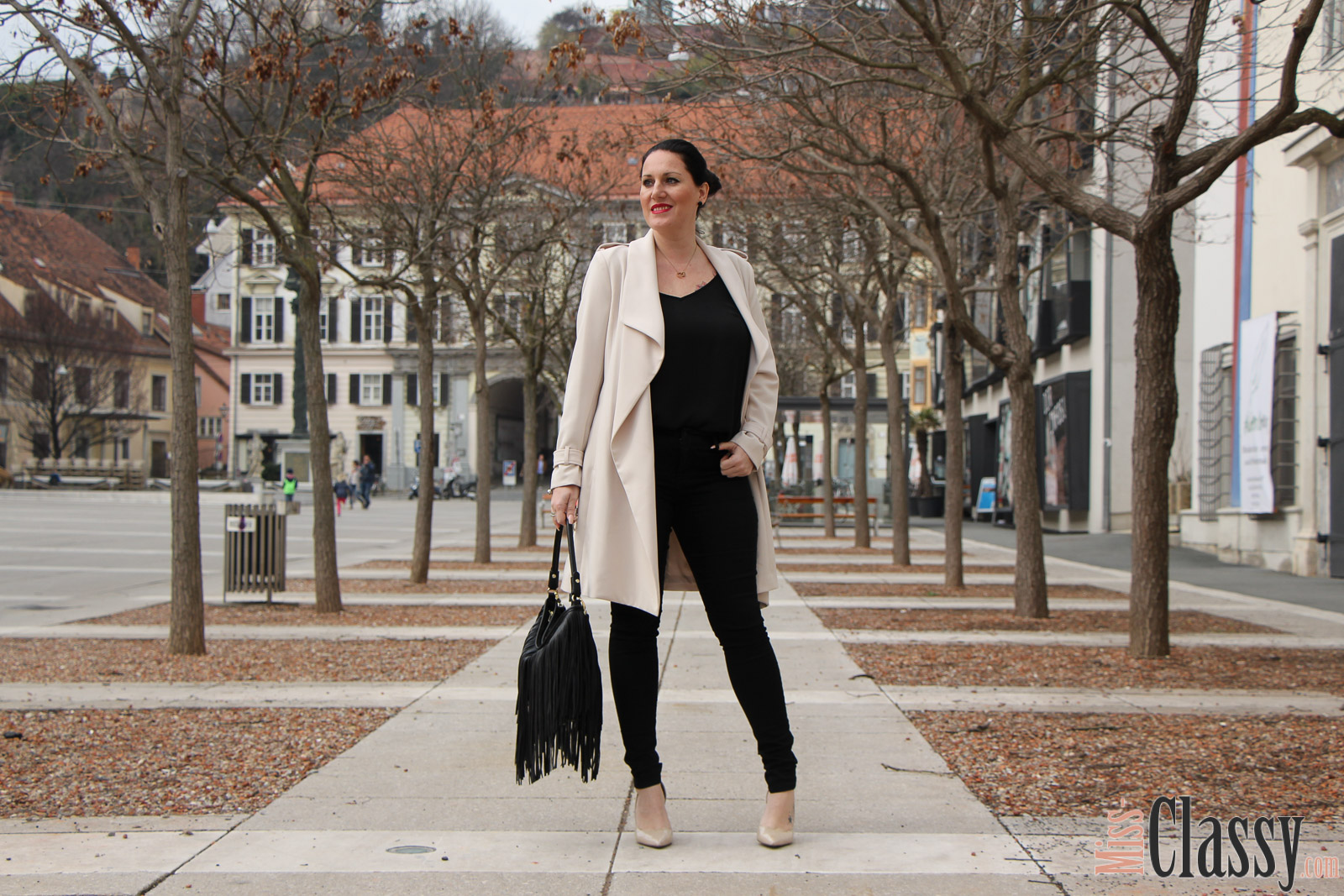 OUTFIT Beiger Mantel von H&M, Miss Classy, miss-classy.com, Fashionblog, Fashionblogger, Fashionblog Graz, Lifestyleblog Graz, Graz, Karmeliterplatz, Steiermark, Österreich, classy, beclassy, classy Fashion, Frühling in Graz, Outfit, Style, Fashion, Mode, OOTD, Beiger Mantel, Fransentasche, High Heels, Pumps