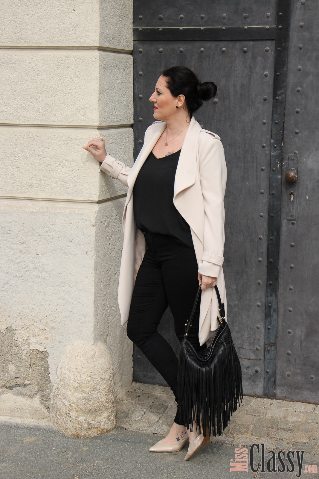 OUTFIT Beiger Mantel von H&M, Miss Classy, miss-classy.com, Fashionblog, Fashionblogger, Fashionblog Graz, Lifestyleblog Graz, Graz, Karmeliterplatz, Steiermark, Österreich, classy, beclassy, classy Fashion, Frühling in Graz, Outfit, Style, Fashion, Mode, OOTD, Beiger Mantel, Fransentasche, High Heels, Pumps