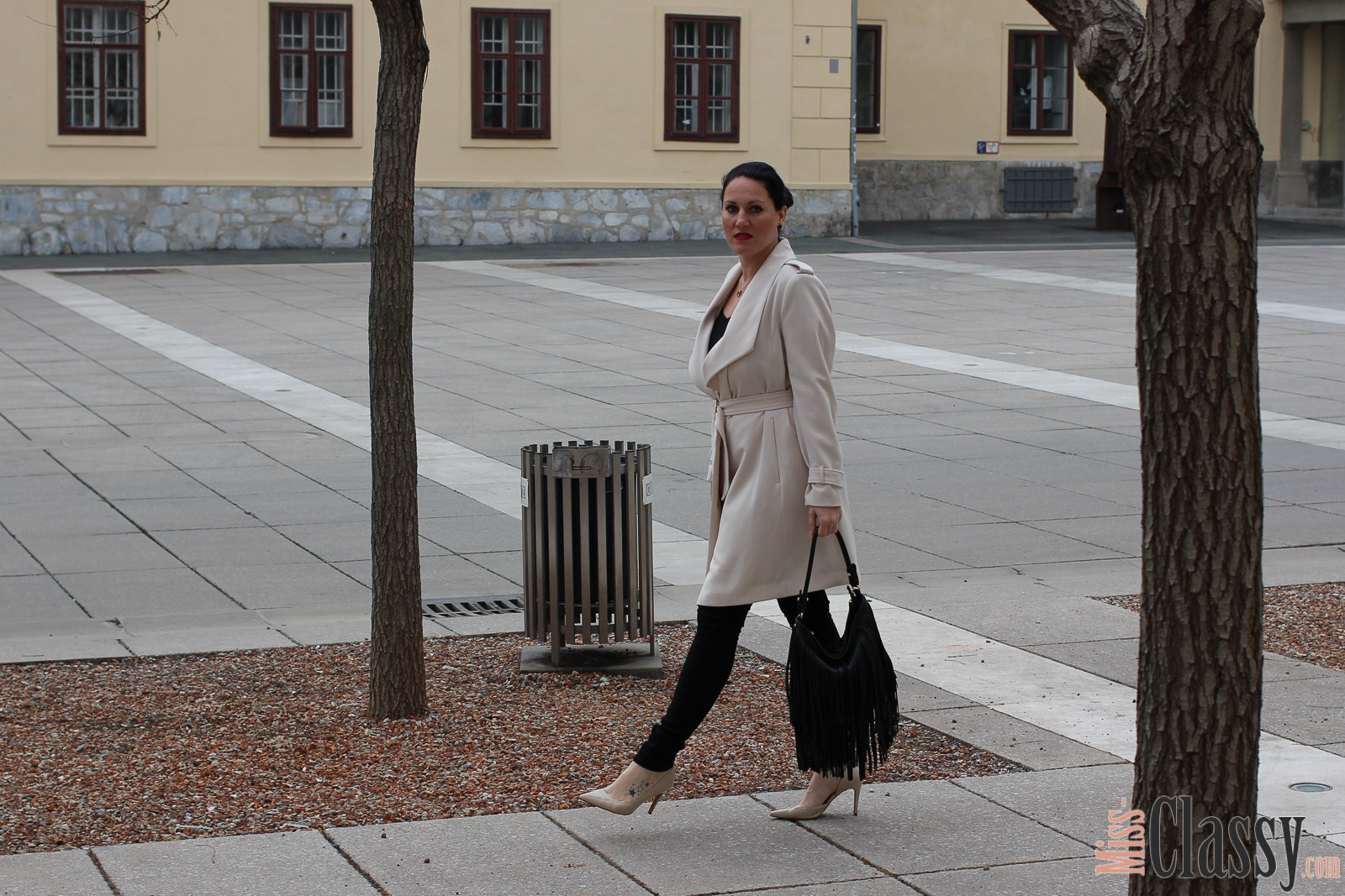 OUTFIT Beiger Mantel von H&M, Miss Classy, miss-classy.com, Fashionblog, Fashionblogger, Fashionblog Graz, Lifestyleblog Graz, Graz, Karmeliterplatz, Steiermark, Österreich, classy, beclassy, classy Fashion, Frühling in Graz, Outfit, Style, Fashion, Mode, OOTD, Beiger Mantel, Fransentasche, High Heels, Pumps