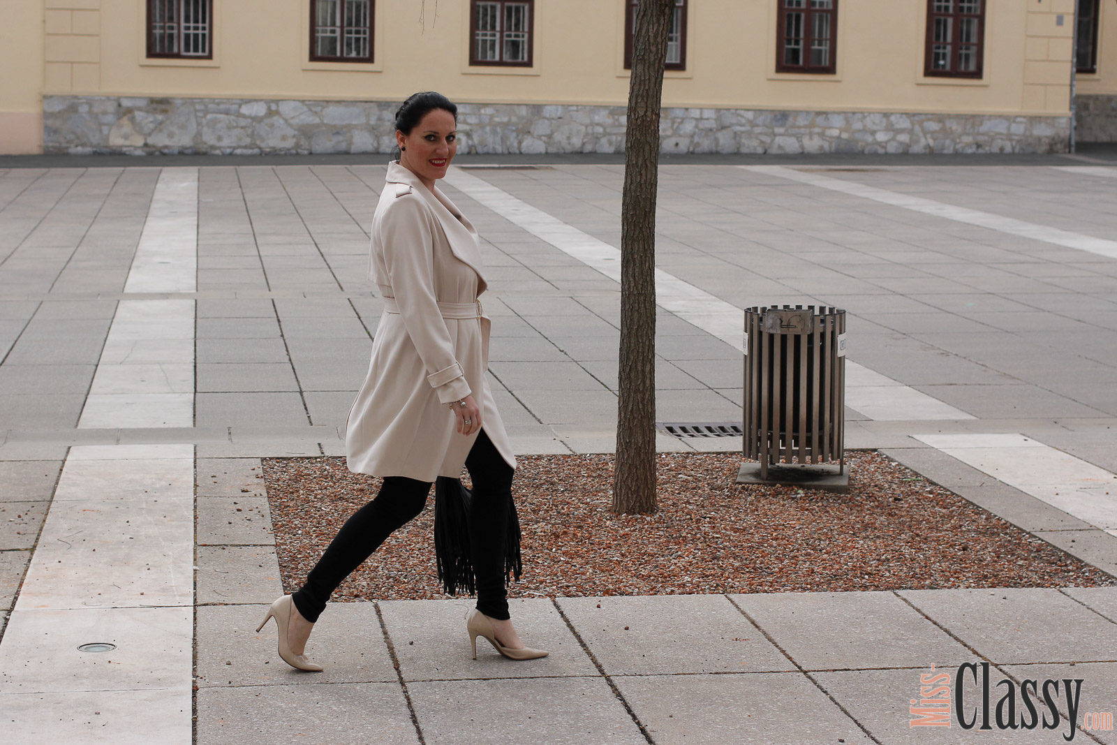 OUTFIT Beiger Mantel von H&M, Miss Classy, miss-classy.com, Fashionblog, Fashionblogger, Fashionblog Graz, Lifestyleblog Graz, Graz, Karmeliterplatz, Steiermark, Österreich, classy, beclassy, classy Fashion, Frühling in Graz, Outfit, Style, Fashion, Mode, OOTD, Beiger Mantel, Fransentasche, High Heels, Pumps