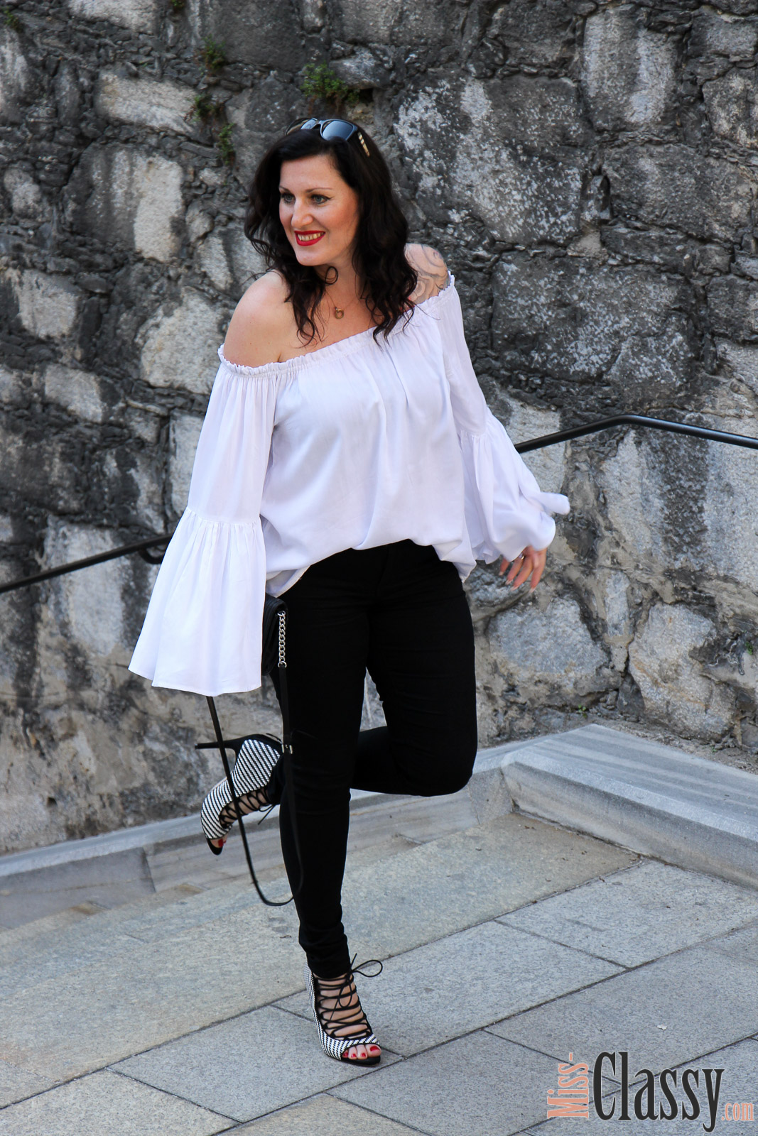 OUTFIT Black & White – 7 Girls 7 Styles, Miss Classy, miss-classy.com, Fashionblog, Fashionblogger, Fashionblog Graz, Lifestyleblog Graz, Graz, Steiermark, Österreich, classy, beclassy, classy Fashion, Outfit, Style, Fashion, Mode, OOTD, Schwarz & Weiß, Black & White Outfit, Off-Shoulder Bluse Shein, Schwarze Jeans von Esprit, High Heels von Zara, Lippenstift MAC, MAC Life's Blood, MAC Cosmetics, Clutch Michael Kors, Blogparade, Sonnenbrille Burberry