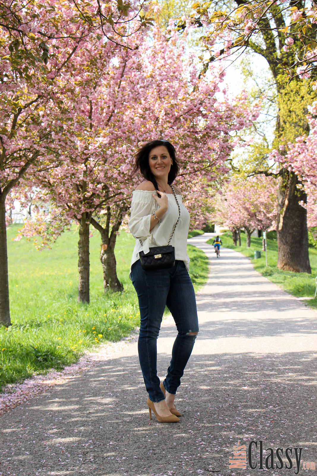 OUTFIT Kneecut-Jeans mit Offshoulder-Bluse von H&M und braunen Pumps von Zara, Miss Classy, miss-classy.com, Fashionblog, Fashionblogger, Fashionblog Graz, Lifestyleblog Graz, Graz, Steiermark, Österreich, classy, beclassy, classy Fashion, Outfit, Style, Fashion, Mode, OOTD, Kneecut-Jeans von H&M, Denim, Sonnebrille Burberry, Michael Kors, Off-Shoulder Bluse von H&M, Pumps von Zara, braune Pumps, Frühling, Alles blüht, Rosenhain, Rosenhain Graz, Kirschblüten, Zierkirsche