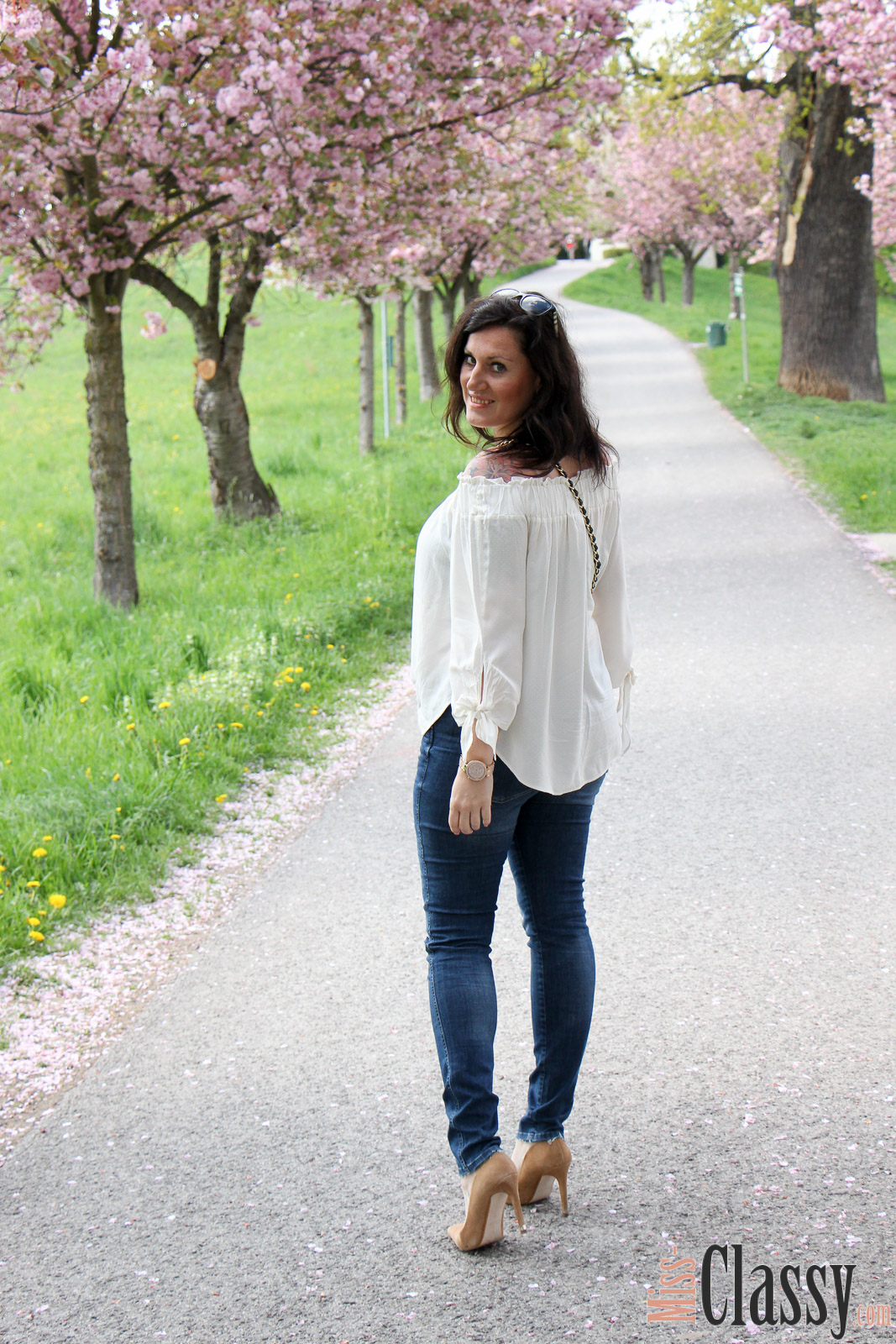 OUTFIT Kneecut-Jeans mit Offshoulder-Bluse von H&M und braunen Pumps von Zara, Miss Classy, miss-classy.com, Fashionblog, Fashionblogger, Fashionblog Graz, Lifestyleblog Graz, Graz, Steiermark, Österreich, classy, beclassy, classy Fashion, Outfit, Style, Fashion, Mode, OOTD, Kneecut-Jeans von H&M, Denim, Sonnebrille Burberry, Michael Kors, Off-Shoulder Bluse von H&M, Pumps von Zara, braune Pumps, Frühling, Alles blüht, Rosenhain, Rosenhain Graz, Kirschblüten, Zierkirsche