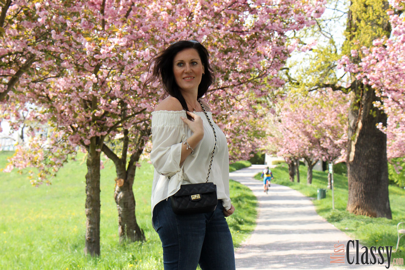 OUTFIT Kneecut-Jeans mit Offshoulder-Bluse von H&M und braunen Pumps von Zara, Miss Classy, miss-classy.com, Fashionblog, Fashionblogger, Fashionblog Graz, Lifestyleblog Graz, Graz, Steiermark, Österreich, classy, beclassy, classy Fashion, Outfit, Style, Fashion, Mode, OOTD, Kneecut-Jeans von H&M, Denim, Sonnebrille Burberry, Michael Kors, Off-Shoulder Bluse von H&M, Pumps von Zara, braune Pumps, Frühling, Alles blüht, Rosenhain, Rosenhain Graz, Kirschblüten, Zierkirsche