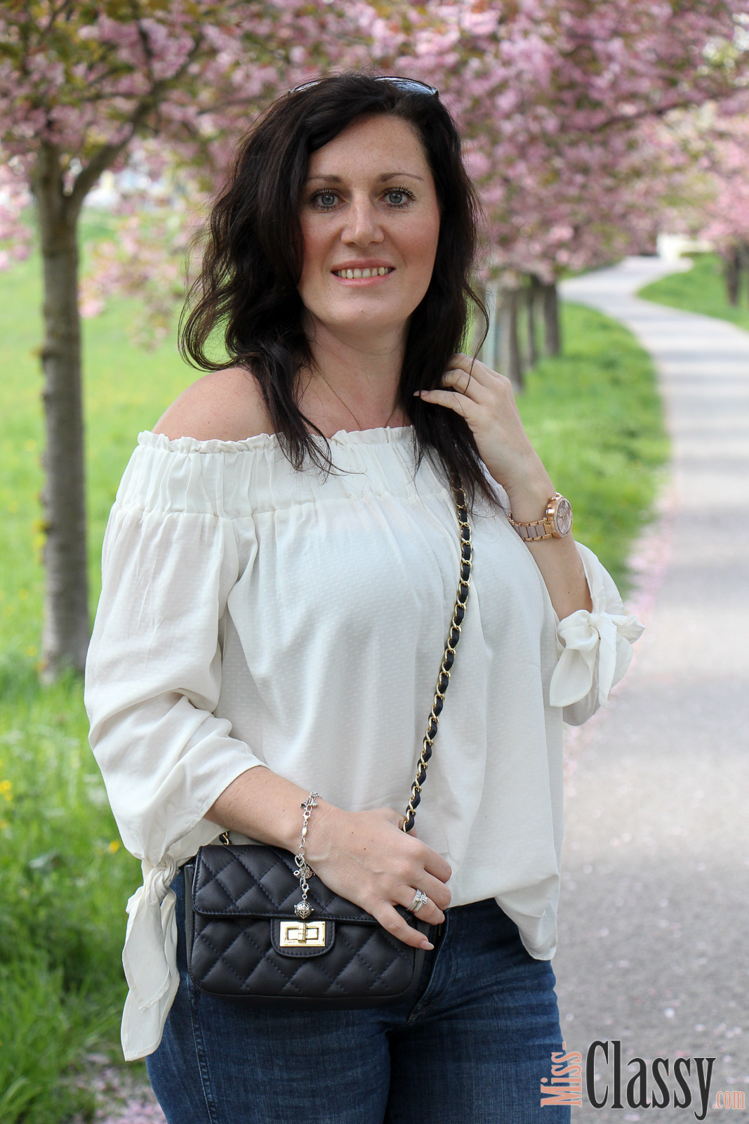 OUTFIT Kneecut-Jeans mit Offshoulder-Bluse von H&M und braunen Pumps von Zara, Miss Classy, miss-classy.com, Fashionblog, Fashionblogger, Fashionblog Graz, Lifestyleblog Graz, Graz, Steiermark, Österreich, classy, beclassy, classy Fashion, Outfit, Style, Fashion, Mode, OOTD, Kneecut-Jeans von H&M, Denim, Sonnebrille Burberry, Michael Kors, Off-Shoulder Bluse von H&M, Pumps von Zara, braune Pumps, Frühling, Alles blüht, Rosenhain, Rosenhain Graz, Kirschblüten, Zierkirsche