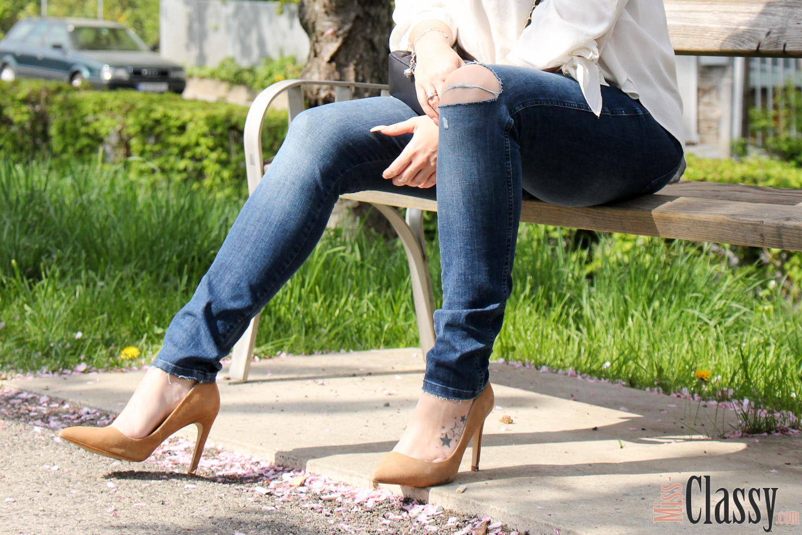 OUTFIT Kneecut-Jeans mit Offshoulder-Bluse von H&M und braunen Pumps von Zara, Miss Classy, miss-classy.com, Fashionblog, Fashionblogger, Fashionblog Graz, Lifestyleblog Graz, Graz, Steiermark, Österreich, classy, beclassy, classy Fashion, Outfit, Style, Fashion, Mode, OOTD, Kneecut-Jeans von H&M, Denim, Sonnebrille Burberry, Michael Kors, Off-Shoulder Bluse von H&M, Pumps von Zara, braune Pumps, Frühling, Alles blüht, Rosenhain, Rosenhain Graz, Kirschblüten, Zierkirsche