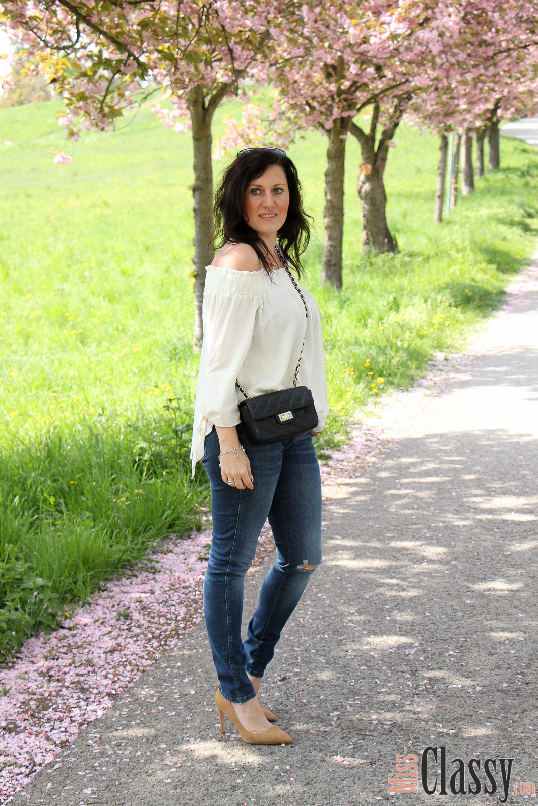 OUTFIT Kneecut-Jeans mit Offshoulder-Bluse von H&M und braunen Pumps von Zara, Miss Classy, miss-classy.com, Fashionblog, Fashionblogger, Fashionblog Graz, Lifestyleblog Graz, Graz, Steiermark, Österreich, classy, beclassy, classy Fashion, Outfit, Style, Fashion, Mode, OOTD, Kneecut-Jeans von H&M, Denim, Sonnebrille Burberry, Michael Kors, Off-Shoulder Bluse von H&M, Pumps von Zara, braune Pumps, Frühling, Alles blüht, Rosenhain, Rosenhain Graz, Kirschblüten, Zierkirsche