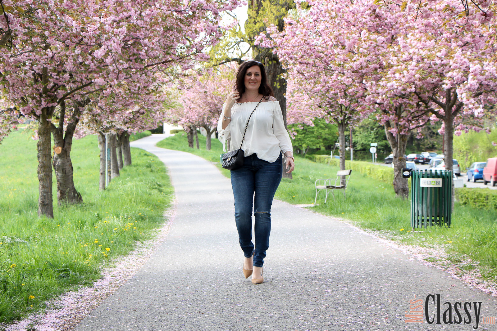 OUTFIT Kneecut-Jeans mit Offshoulder-Bluse von H&M und braunen Pumps von Zara, Miss Classy, miss-classy.com, Fashionblog, Fashionblogger, Fashionblog Graz, Lifestyleblog Graz, Graz, Steiermark, Österreich, classy, beclassy, classy Fashion, Outfit, Style, Fashion, Mode, OOTD, Kneecut-Jeans von H&M, Denim, Sonnebrille Burberry, Michael Kors, Off-Shoulder Bluse von H&M, Pumps von Zara, braune Pumps, Frühling, Alles blüht, Rosenhain, Rosenhain Graz, Kirschblüten, Zierkirsche