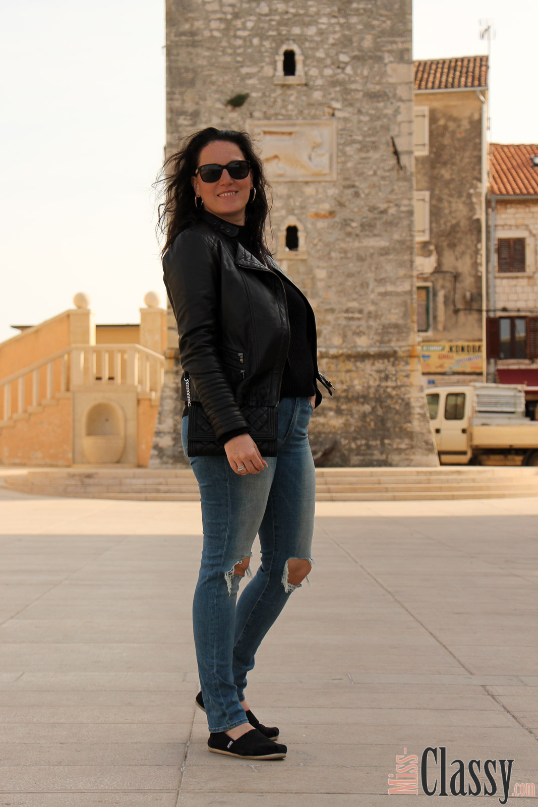 OUTFIT Lederjacke und Destroyed Jeans mit TOMs in Umag, Miss Classy, miss-classy.com, Fashionblog, Fashionblogger, Fashionblog Graz, Lifestyleblog Graz, Graz, Steiermark, Österreich, classy, beclassy, classy Fashion, Outfit, Style, Fashion, Mode, OOTD, Lederjacke, Hallhuber, Sonnenbrille Burberry, Clutch, Michael Kors, Daniel Wellington, TOMs, Espadrilles, Destroyed Jeans, Umag, Meer