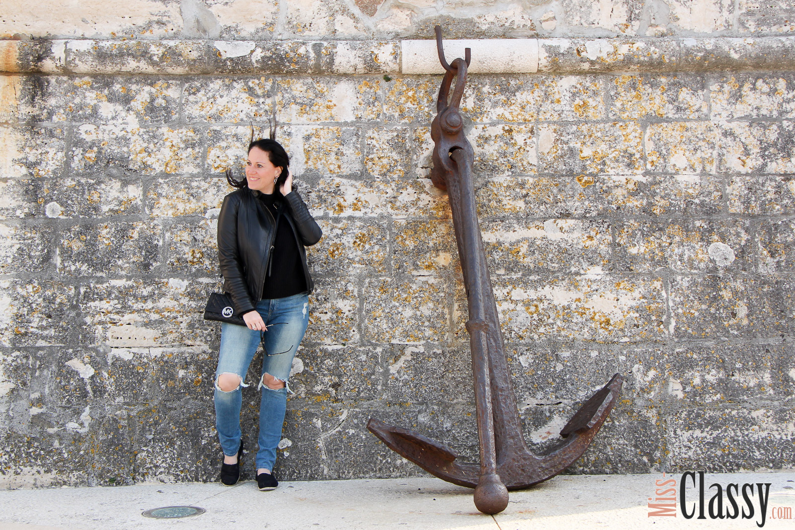 OUTFIT Lederjacke und Destroyed Jeans mit TOMs in Umag, Miss Classy, miss-classy.com, Fashionblog, Fashionblogger, Fashionblog Graz, Lifestyleblog Graz, Graz, Steiermark, Österreich, classy, beclassy, classy Fashion, Outfit, Style, Fashion, Mode, OOTD, Lederjacke, Hallhuber, Sonnenbrille Burberry, Clutch, Michael Kors, Daniel Wellington, TOMs, Espadrilles, Destroyed Jeans, Umag, Meer