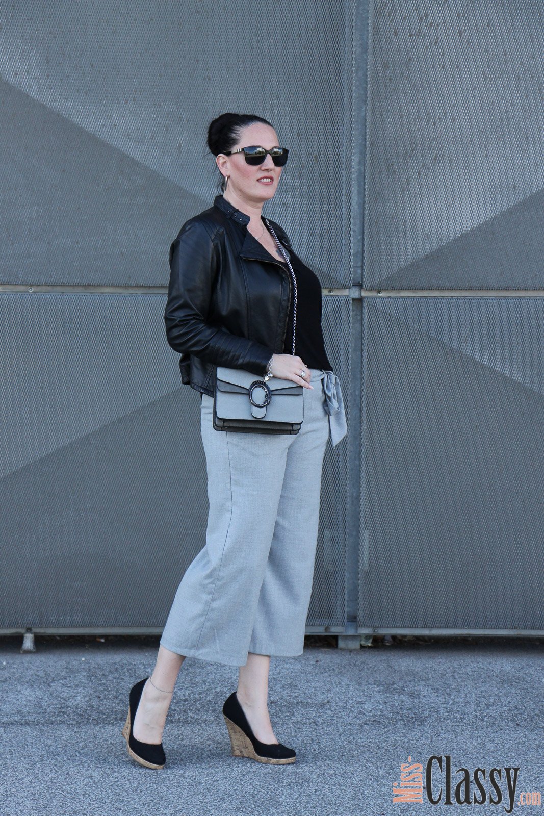 OUTFIT Graue Culotte mit Lederjacke, Miss Classy, miss-classy.com, Fashionblog, Fashionblogger, Fashionblog Graz, Lifestyleblog Graz, Graz, Messe Graz, Grazer Messe, Steiermark, Österreich, classy, beclassy, classy Fashion, Outfit, Style, Fashion, Mode, OOTD, Lippenstift MAC, MAC Cosmetics, High Heels, Wedges, Sonnenbrille Burberry, Culotte, graue Culotte, Lederjacke, Handtasche Sassy Classy