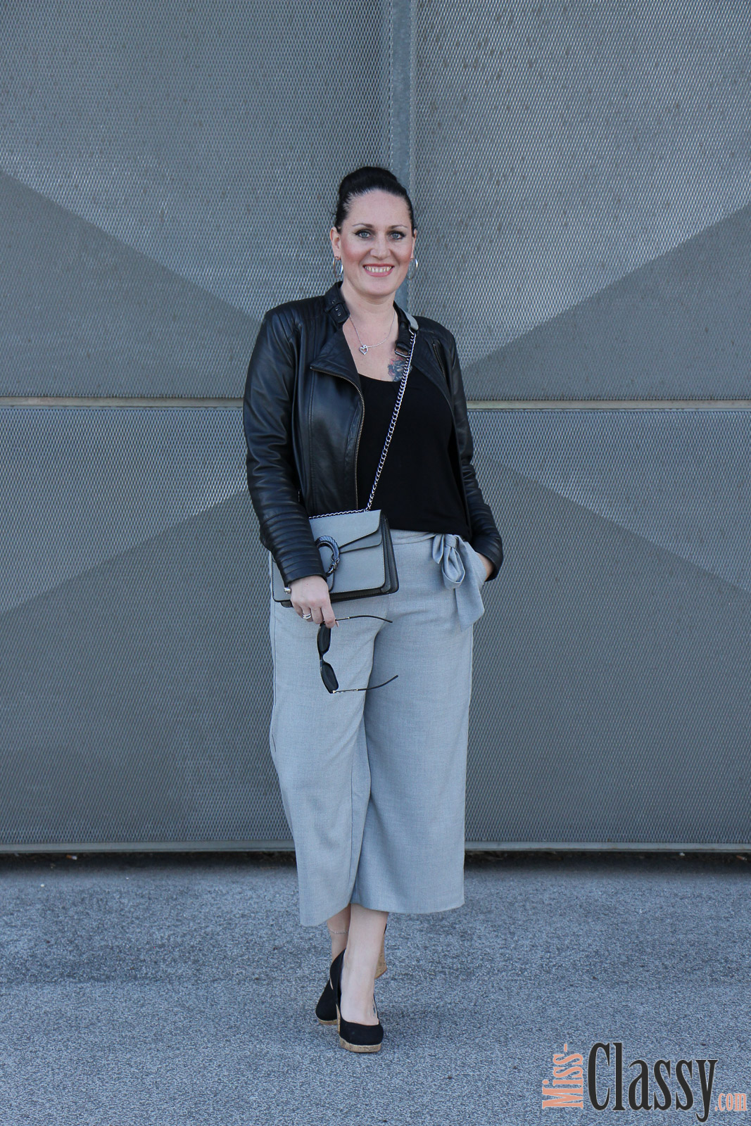 OUTFIT Graue Culotte mit Lederjacke, Miss Classy, miss-classy.com, Fashionblog, Fashionblogger, Fashionblog Graz, Lifestyleblog Graz, Graz, Messe Graz, Grazer Messe, Steiermark, Österreich, classy, beclassy, classy Fashion, Outfit, Style, Fashion, Mode, OOTD, Lippenstift MAC, MAC Cosmetics, High Heels, Wedges, Sonnenbrille Burberry, Culotte, graue Culotte, Lederjacke, Handtasche Sassy Classy