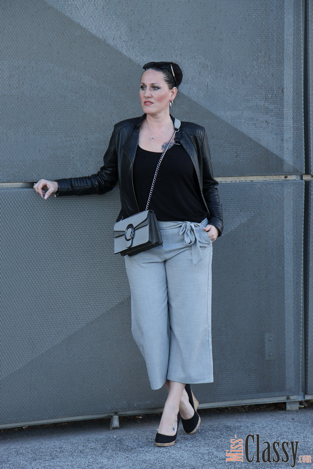 OUTFIT Graue Culotte mit Lederjacke, Miss Classy, miss-classy.com, Fashionblog, Fashionblogger, Fashionblog Graz, Lifestyleblog Graz, Graz, Messe Graz, Grazer Messe, Steiermark, Österreich, classy, beclassy, classy Fashion, Outfit, Style, Fashion, Mode, OOTD, Lippenstift MAC, MAC Cosmetics, High Heels, Wedges, Sonnenbrille Burberry, Culotte, graue Culotte, Lederjacke, Handtasche Sassy Classy