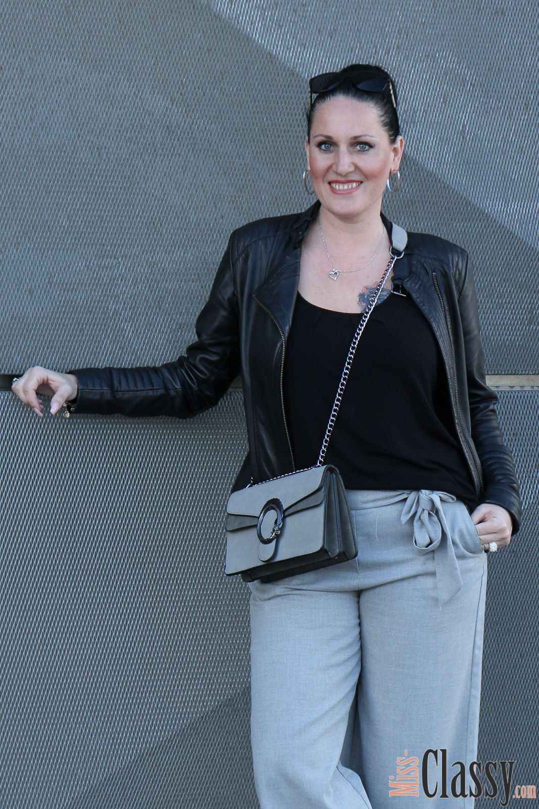 OUTFIT Graue Culotte mit Lederjacke, Miss Classy, miss-classy.com, Fashionblog, Fashionblogger, Fashionblog Graz, Lifestyleblog Graz, Graz, Messe Graz, Grazer Messe, Steiermark, Österreich, classy, beclassy, classy Fashion, Outfit, Style, Fashion, Mode, OOTD, Lippenstift MAC, MAC Cosmetics, High Heels, Wedges, Sonnenbrille Burberry, Culotte, graue Culotte, Lederjacke, Handtasche Sassy Classy