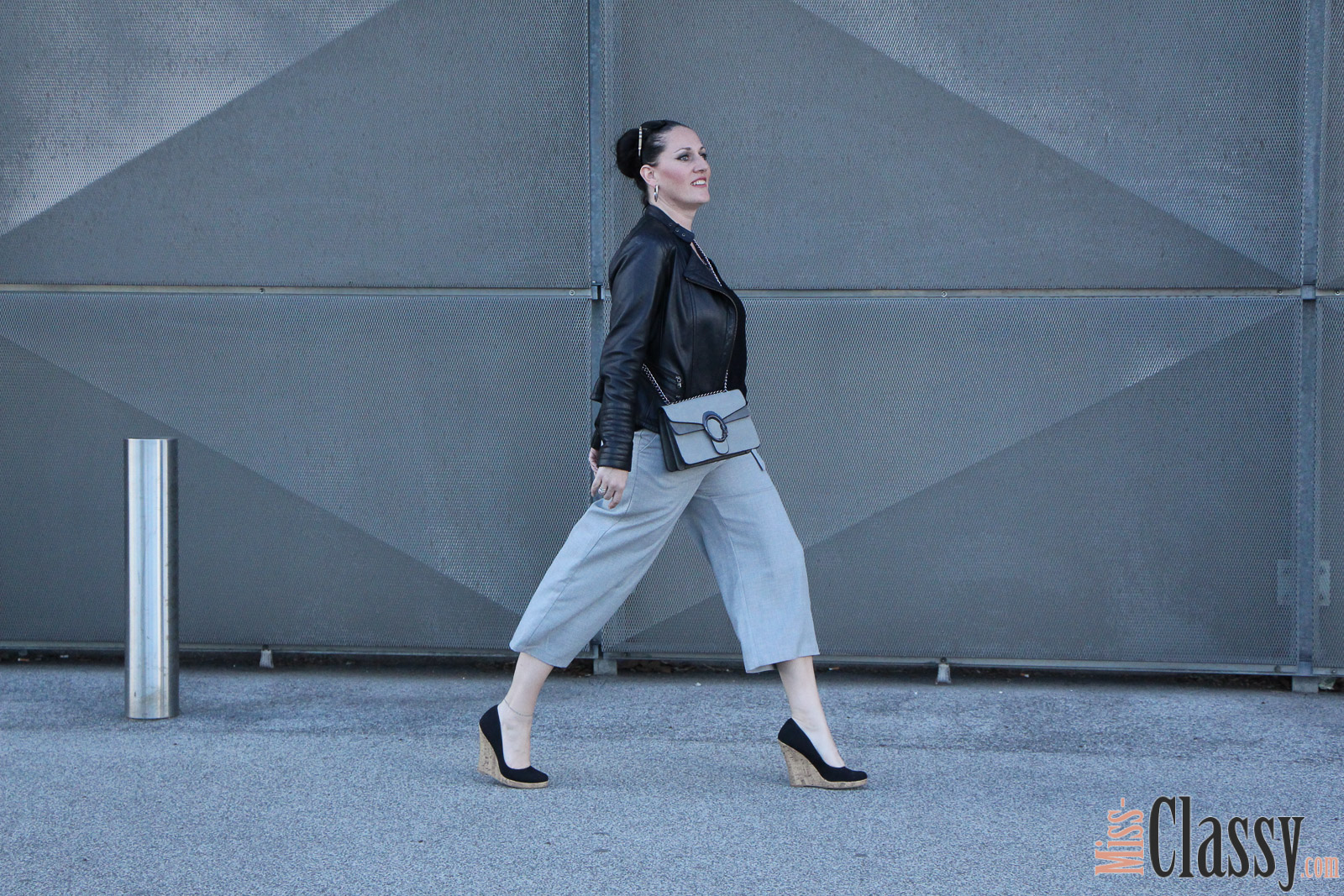 OUTFIT Graue Culotte mit Lederjacke, Miss Classy, miss-classy.com, Fashionblog, Fashionblogger, Fashionblog Graz, Lifestyleblog Graz, Graz, Messe Graz, Grazer Messe, Steiermark, Österreich, classy, beclassy, classy Fashion, Outfit, Style, Fashion, Mode, OOTD, Lippenstift MAC, MAC Cosmetics, High Heels, Wedges, Sonnenbrille Burberry, Culotte, graue Culotte, Lederjacke, Handtasche Sassy Classy