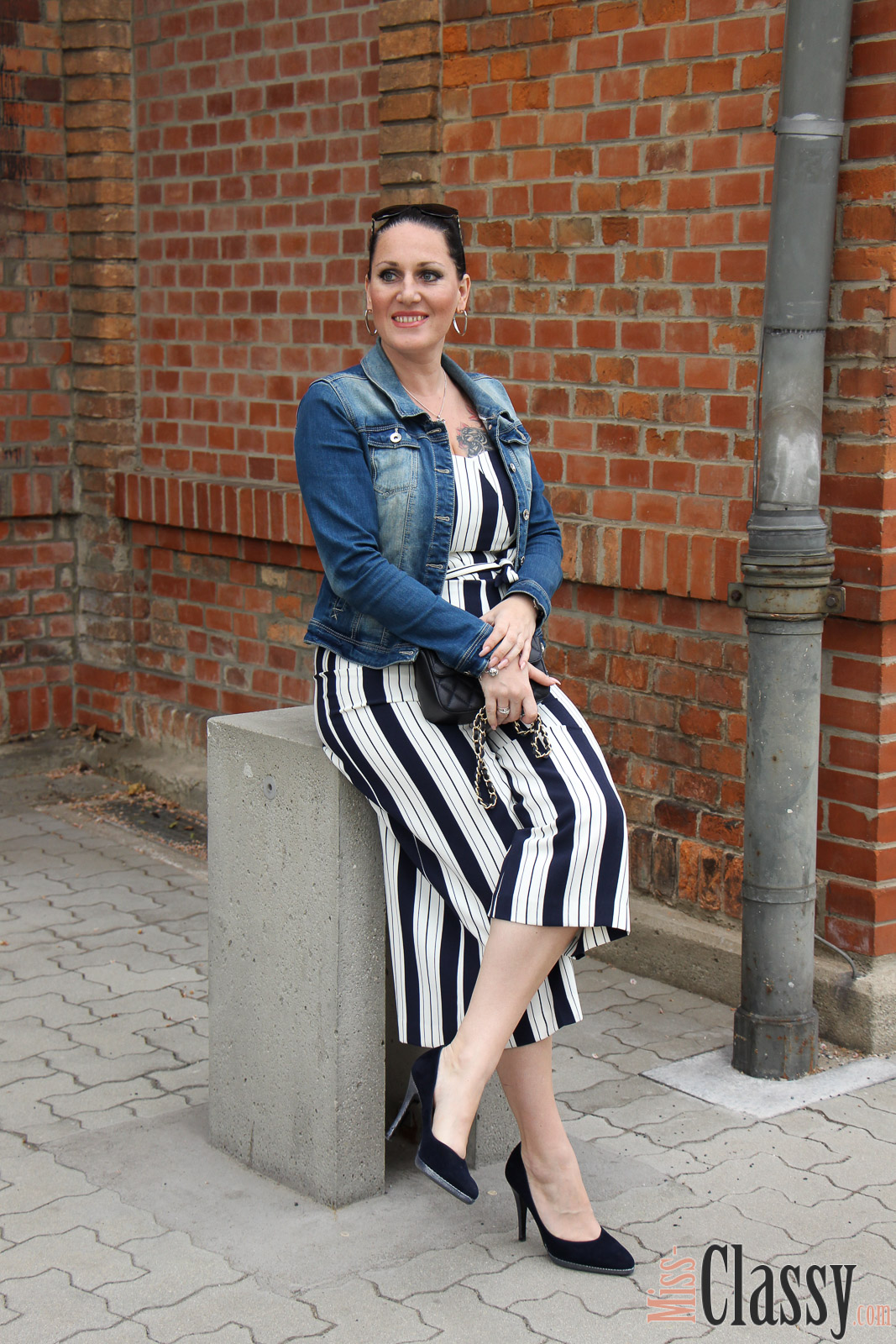 OUTFIT Jumpsuit mit Bold Stripes, Miss Classy, miss-classy.com, Fashionblog, Fashionblogger, Fashionblog Graz, Lifestyleblog Graz, Graz, Ostbahnhof Graz, Steiermark, Österreich, classy, beclassy, classy Fashion, Outfit, Style, Fashion, Mode, OOTD, Lippenstift MAC, MAC Cosmetics, High Heels, Peter Kaiser, Sonnenbrille Burberry, Jumpsuit, Overall, Classy Jumpsuit, Trägerloser Jumpsuit, Jumpsuit mit Bold Stripes, Bold Stripes, Jeansjacke, Fashion Challenge, Fashion Challenge Stars & Stripes, Who Is Mocca, #moccaschallenge