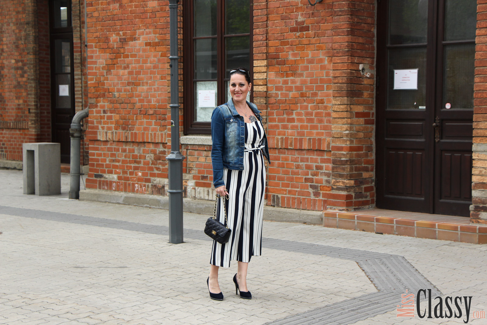 OUTFIT Jumpsuit mit Bold Stripes, Miss Classy, miss-classy.com, Fashionblog, Fashionblogger, Fashionblog Graz, Lifestyleblog Graz, Graz, Ostbahnhof Graz, Steiermark, Österreich, classy, beclassy, classy Fashion, Outfit, Style, Fashion, Mode, OOTD, Lippenstift MAC, MAC Cosmetics, High Heels, Peter Kaiser, Sonnenbrille Burberry, Jumpsuit, Overall, Classy Jumpsuit, Trägerloser Jumpsuit, Jumpsuit mit Bold Stripes, Bold Stripes, Jeansjacke, Fashion Challenge, Fashion Challenge Stars & Stripes, Who Is Mocca, #moccaschallenge