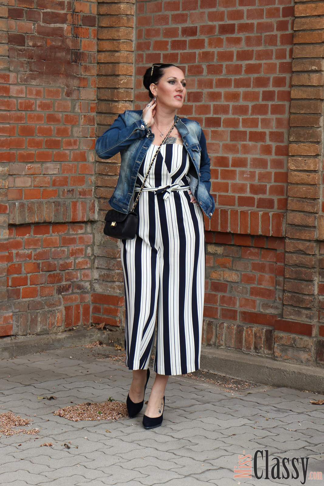 OUTFIT Jumpsuit mit Bold Stripes, Miss Classy, miss-classy.com, Fashionblog, Fashionblogger, Fashionblog Graz, Lifestyleblog Graz, Graz, Ostbahnhof Graz, Steiermark, Österreich, classy, beclassy, classy Fashion, Outfit, Style, Fashion, Mode, OOTD, Lippenstift MAC, MAC Cosmetics, High Heels, Peter Kaiser, Sonnenbrille Burberry, Jumpsuit, Overall, Classy Jumpsuit, Trägerloser Jumpsuit, Jumpsuit mit Bold Stripes, Bold Stripes, Jeansjacke, Fashion Challenge, Fashion Challenge Stars & Stripes, Who Is Mocca, #moccaschallenge