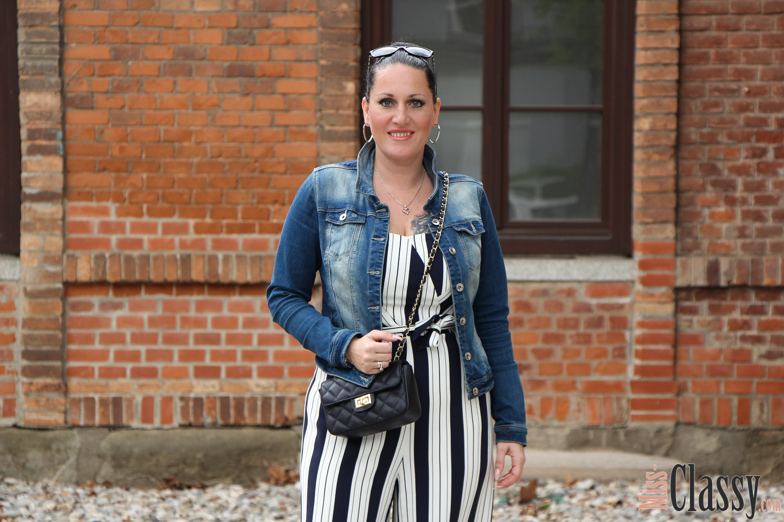 OUTFIT Jumpsuit mit Bold Stripes, Miss Classy, miss-classy.com, Fashionblog, Fashionblogger, Fashionblog Graz, Lifestyleblog Graz, Graz, Ostbahnhof Graz, Steiermark, Österreich, classy, beclassy, classy Fashion, Outfit, Style, Fashion, Mode, OOTD, Lippenstift MAC, MAC Cosmetics, High Heels, Peter Kaiser, Sonnenbrille Burberry, Jumpsuit, Overall, Classy Jumpsuit, Trägerloser Jumpsuit, Jumpsuit mit Bold Stripes, Bold Stripes, Jeansjacke, Fashion Challenge, Fashion Challenge Stars & Stripes, Who Is Mocca, #moccaschallenge