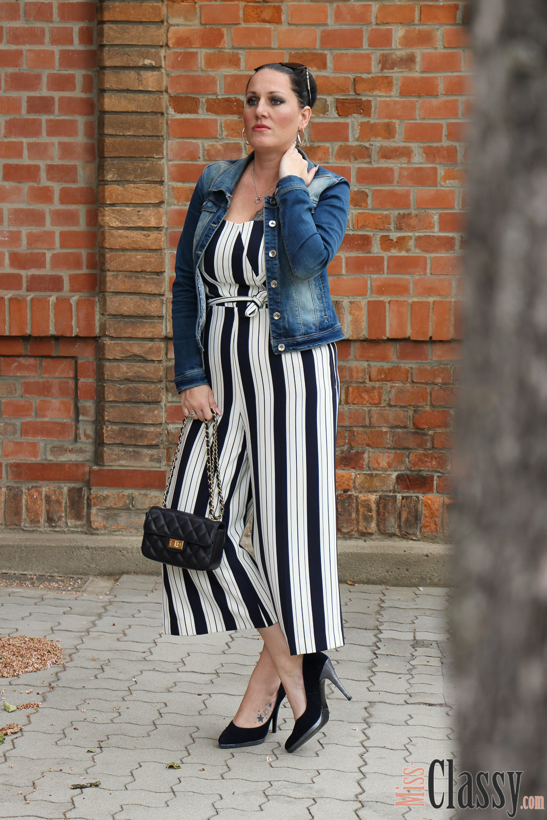 OUTFIT Jumpsuit mit Bold Stripes, Miss Classy, miss-classy.com, Fashionblog, Fashionblogger, Fashionblog Graz, Lifestyleblog Graz, Graz, Ostbahnhof Graz, Steiermark, Österreich, classy, beclassy, classy Fashion, Outfit, Style, Fashion, Mode, OOTD, Lippenstift MAC, MAC Cosmetics, High Heels, Peter Kaiser, Sonnenbrille Burberry, Jumpsuit, Overall, Classy Jumpsuit, Trägerloser Jumpsuit, Jumpsuit mit Bold Stripes, Bold Stripes, Jeansjacke, Fashion Challenge, Fashion Challenge Stars & Stripes, Who Is Mocca, #moccaschallenge