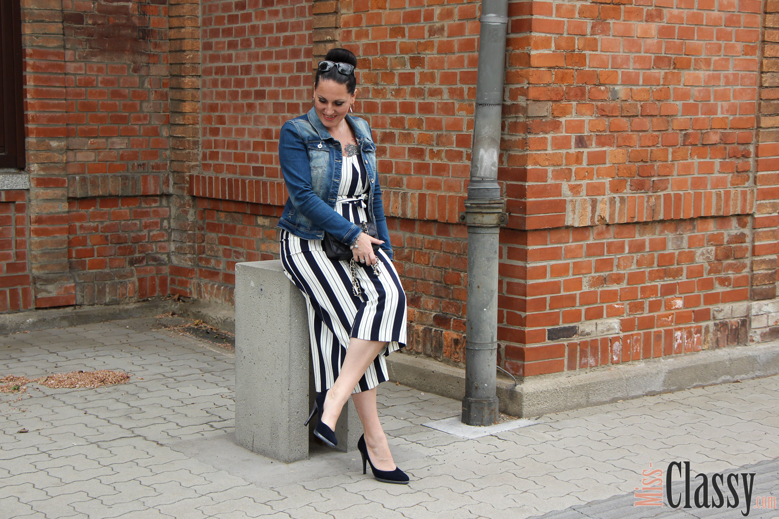 OUTFIT Jumpsuit mit Bold Stripes, Miss Classy, miss-classy.com, Fashionblog, Fashionblogger, Fashionblog Graz, Lifestyleblog Graz, Graz, Ostbahnhof Graz, Steiermark, Österreich, classy, beclassy, classy Fashion, Outfit, Style, Fashion, Mode, OOTD, Lippenstift MAC, MAC Cosmetics, High Heels, Peter Kaiser, Sonnenbrille Burberry, Jumpsuit, Overall, Classy Jumpsuit, Trägerloser Jumpsuit, Jumpsuit mit Bold Stripes, Bold Stripes, Jeansjacke, Fashion Challenge, Fashion Challenge Stars & Stripes, Who Is Mocca, #moccaschallenge