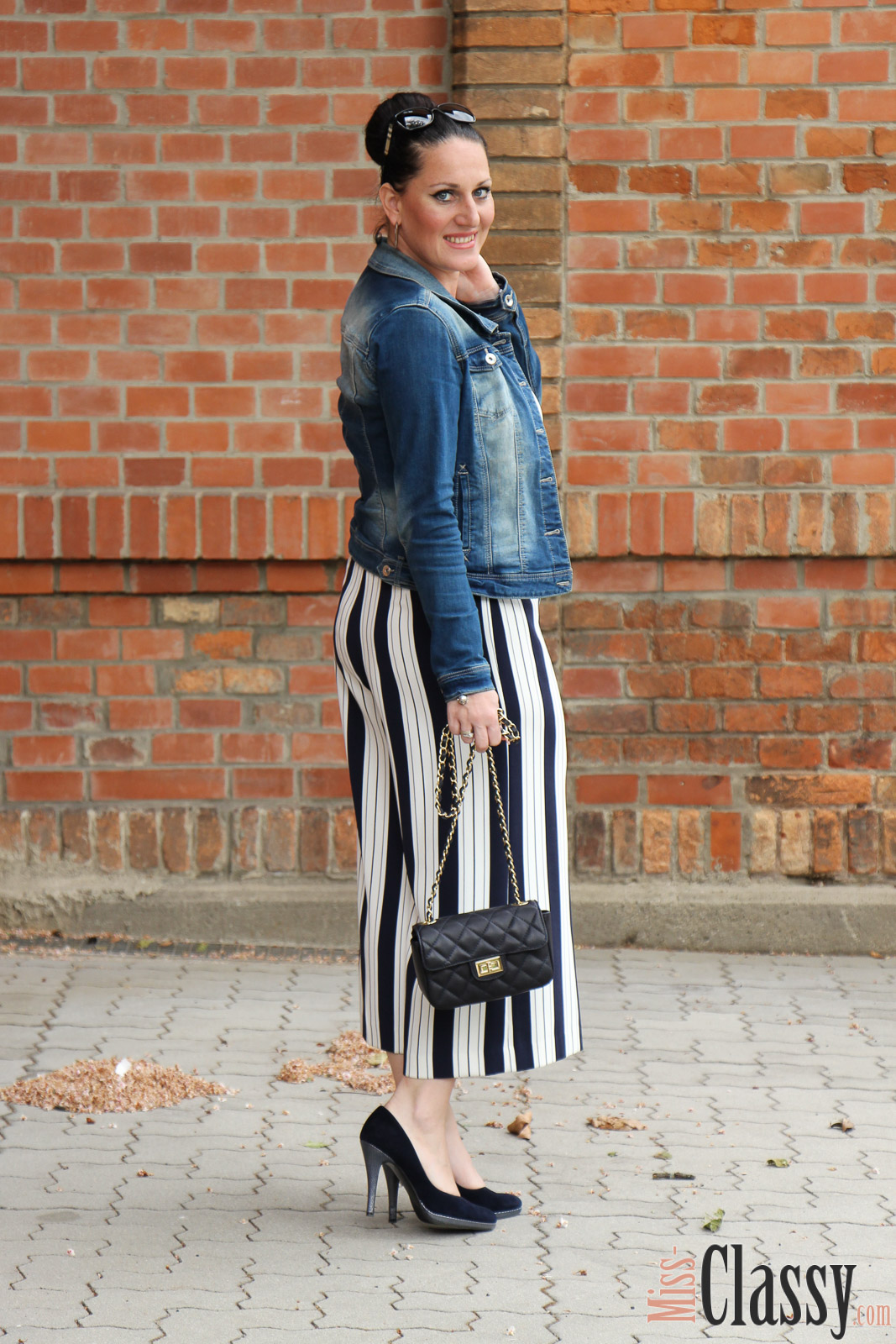 OUTFIT Jumpsuit mit Bold Stripes, Miss Classy, miss-classy.com, Fashionblog, Fashionblogger, Fashionblog Graz, Lifestyleblog Graz, Graz, Ostbahnhof Graz, Steiermark, Österreich, classy, beclassy, classy Fashion, Outfit, Style, Fashion, Mode, OOTD, Lippenstift MAC, MAC Cosmetics, High Heels, Peter Kaiser, Sonnenbrille Burberry, Jumpsuit, Overall, Classy Jumpsuit, Trägerloser Jumpsuit, Jumpsuit mit Bold Stripes, Bold Stripes, Jeansjacke, Fashion Challenge, Fashion Challenge Stars & Stripes, Who Is Mocca, #moccaschallenge