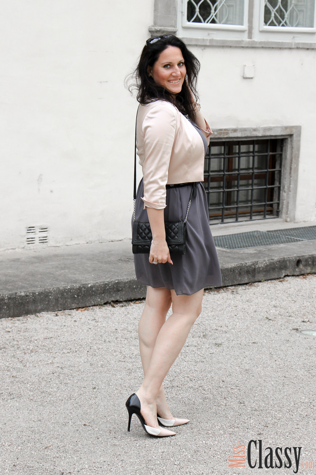 OUTFIT Kleid mit Ziersteinen und rosa Jäckchen, Miss Classy, miss-classy.com, Fashionblog, Fashionblogger, Fashionblog Graz, Lifestyleblog Graz, Graz, Steiermark, Österreich, classy, beclassy, classy Fashion, Outfit, Style, Fashion, Mode, OOTD, Lippenstift MAC, MAC Cosmetics, High Heels, Zara, Sonnenbrille Burberry, Clutch Michael Kors, Kleid Cartoon, Jäckchen Mariposa