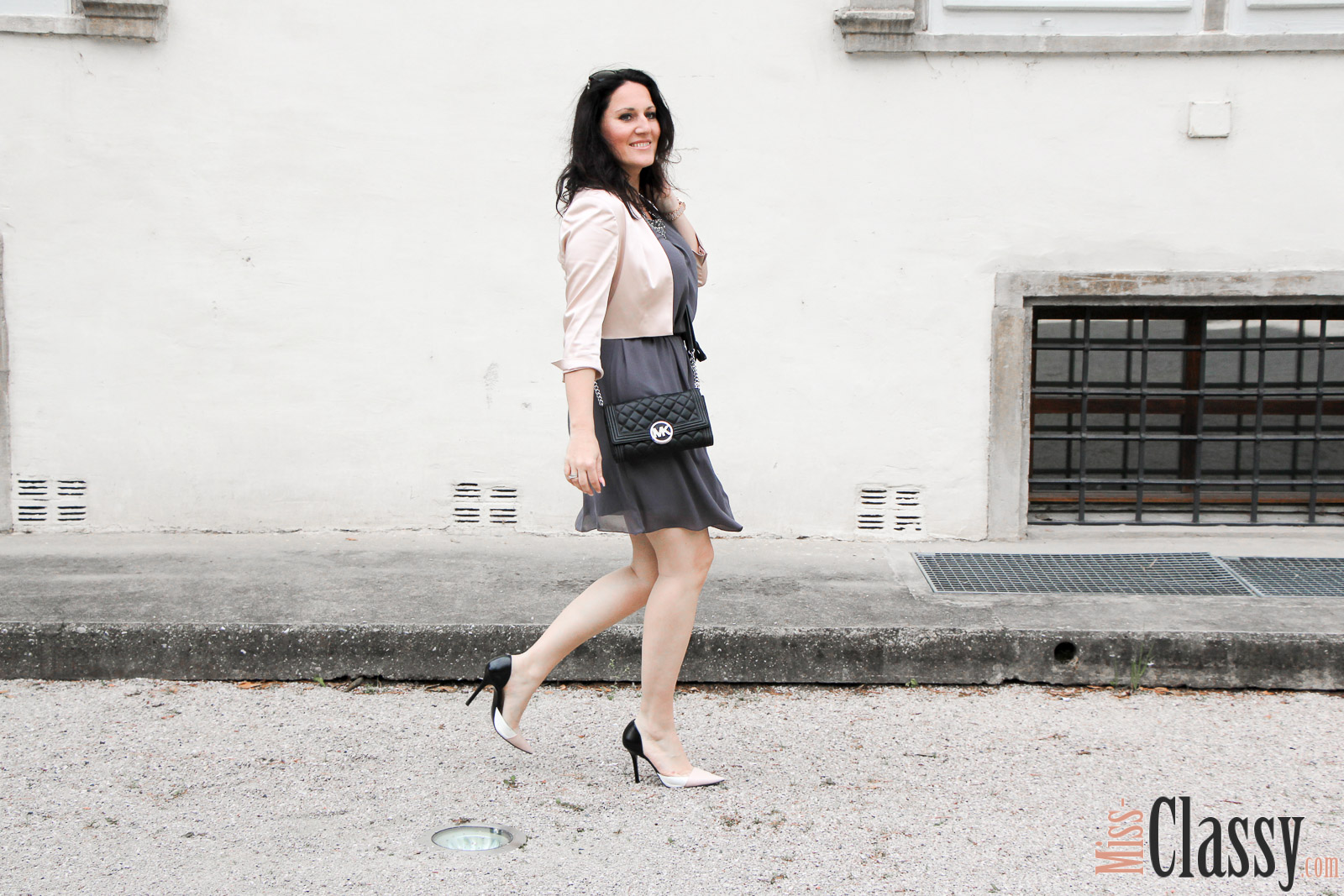 OUTFIT Kleid mit Ziersteinen und rosa Jäckchen, Miss Classy, miss-classy.com, Fashionblog, Fashionblogger, Fashionblog Graz, Lifestyleblog Graz, Graz, Steiermark, Österreich, classy, beclassy, classy Fashion, Outfit, Style, Fashion, Mode, OOTD, Lippenstift MAC, MAC Cosmetics, High Heels, Zara, Sonnenbrille Burberry, Clutch Michael Kors, Kleid Cartoon, Jäckchen Mariposa