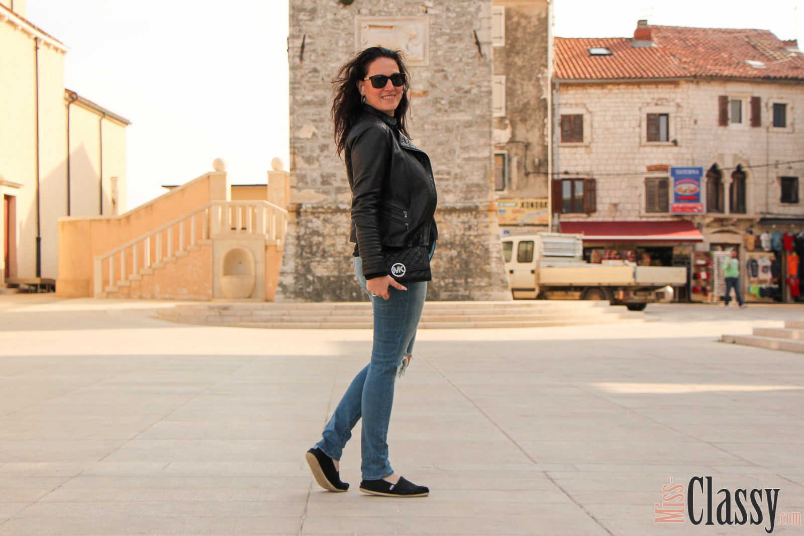 OUTFIT Lederjacke und Destroyed Jeans mit TOMs in Umag, Miss Classy, miss-classy.com, Fashionblog, Fashionblogger, Fashionblog Graz, Lifestyleblog Graz, Graz, Steiermark, Österreich, classy, beclassy, classy Fashion, Outfit, Style, Fashion, Mode, OOTD, Lederjacke, Hallhuber, Sonnenbrille Burberry, Clutch, Michael Kors, Daniel Wellington, TOMs, Espadrilles, Destroyed Jeans, Umag, Meer