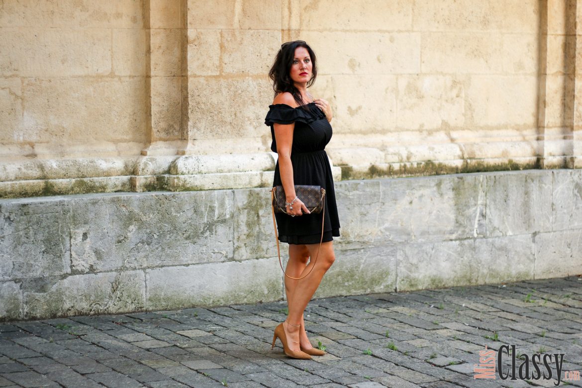 OUTFIT Schwarzes Sommerkleid in der Grazer Innenstadt, Miss Classy, Fashion Blog, Lifestyle Blog, Graz, Österreich, classy, beclassy, classy Fashion, edel, rassig, stilvoll, nobel, elegant, Outfit, Style, Fashion, Mode Schwarzes Sommerkleid von H&M, Pumps von Zara in Wildlederoptik, Lippenstift MAC Cosmetics, Clutch Favorite von Louis Vuitton, Sonnenbrille von Burberry