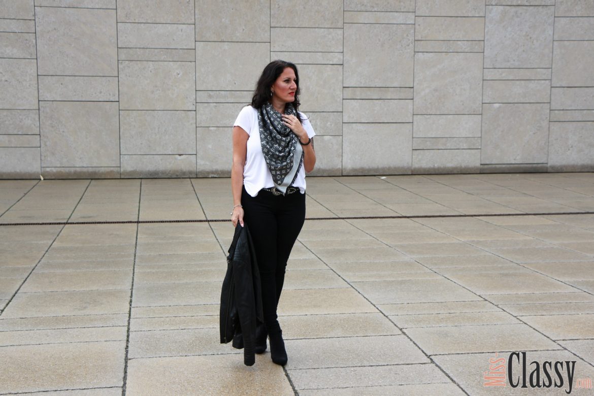 Streetstyle Outfit mit Lederjacke, Leo Schal, Gucci Gürtel und Overknee  Stiefel - Miss Classy