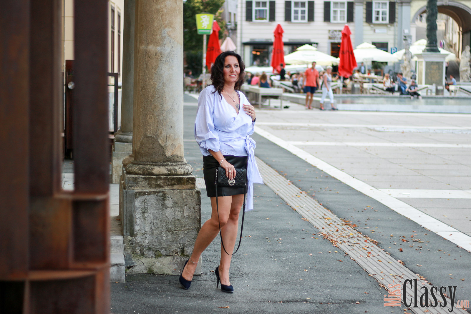 OUTFIT: Lederrock und blau-weiß gestreifte Wickelbluse - 4Stylez4U, Miss Classy, Fashion Blog, Lifestyle Blog, Blogger Graz, classy, Lederrock, blau-weiße Wickelbluse von H&M, Herbstmode