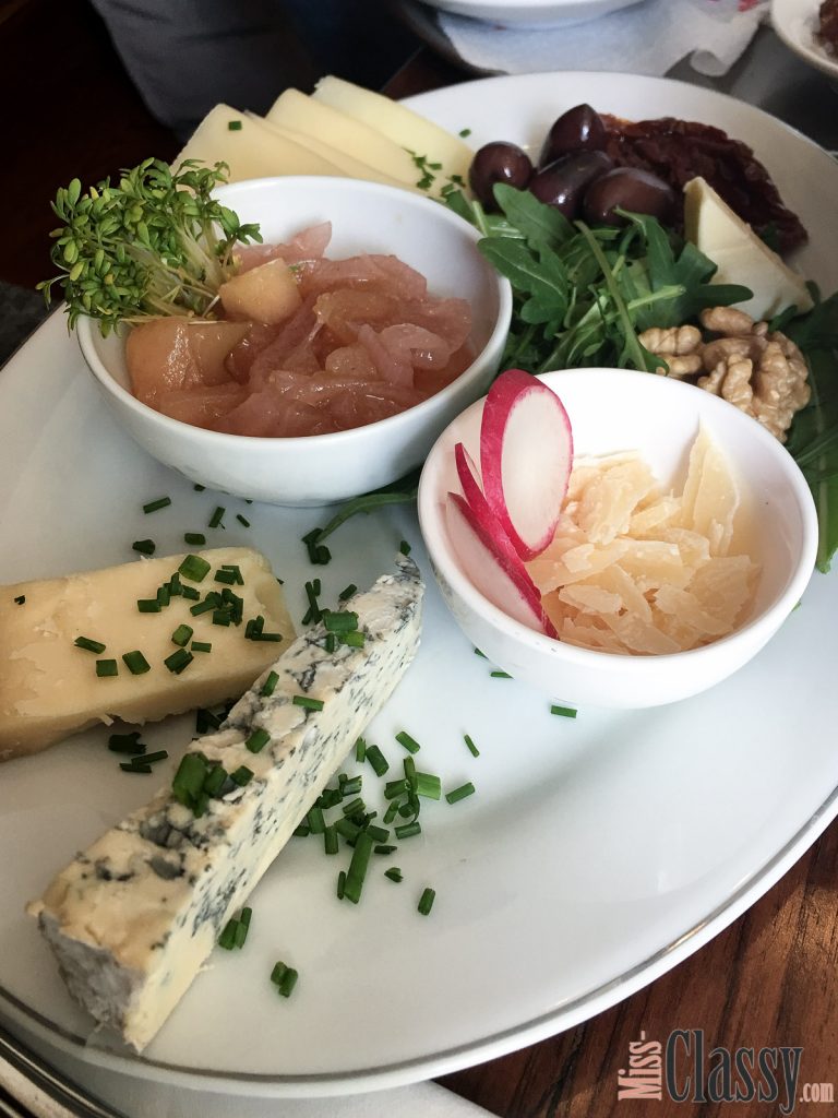 LIFESTYLE: Frühstücken und Brunchen in Graz - Miss Classys liebste Frühstückslokale, Miss Classy, Lifestyle Blog Graz, Graz, Steiermark, Österreich, classy, beclassy, Frühstück, Cafe Fotter, Traditionsreiche Kaffeehauskultur in Graz, Hörsaal F, eines der ältesten Kaffeehäuser in Graz, nostalgischer Charme, Frühstücken im romantischen Rosengarten