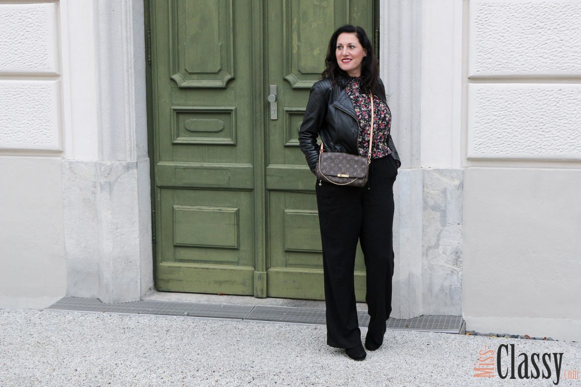 OUTFIT: Blumenprint Bluse mit schwarzer weiter Hose und Lederjacke, Miss Classy, Grazer Fashion Blog, Lifestyle Blog, Bloggerin Graz, classy Fashion, Lederjacke von Hallhuber, Blumenprint Bluse von H&M, schwarze weite Hose, Clutch Favorite von Louis Vuitton, Herbstmode, Stiefeletten, Claretcast Lippenstift von MAC