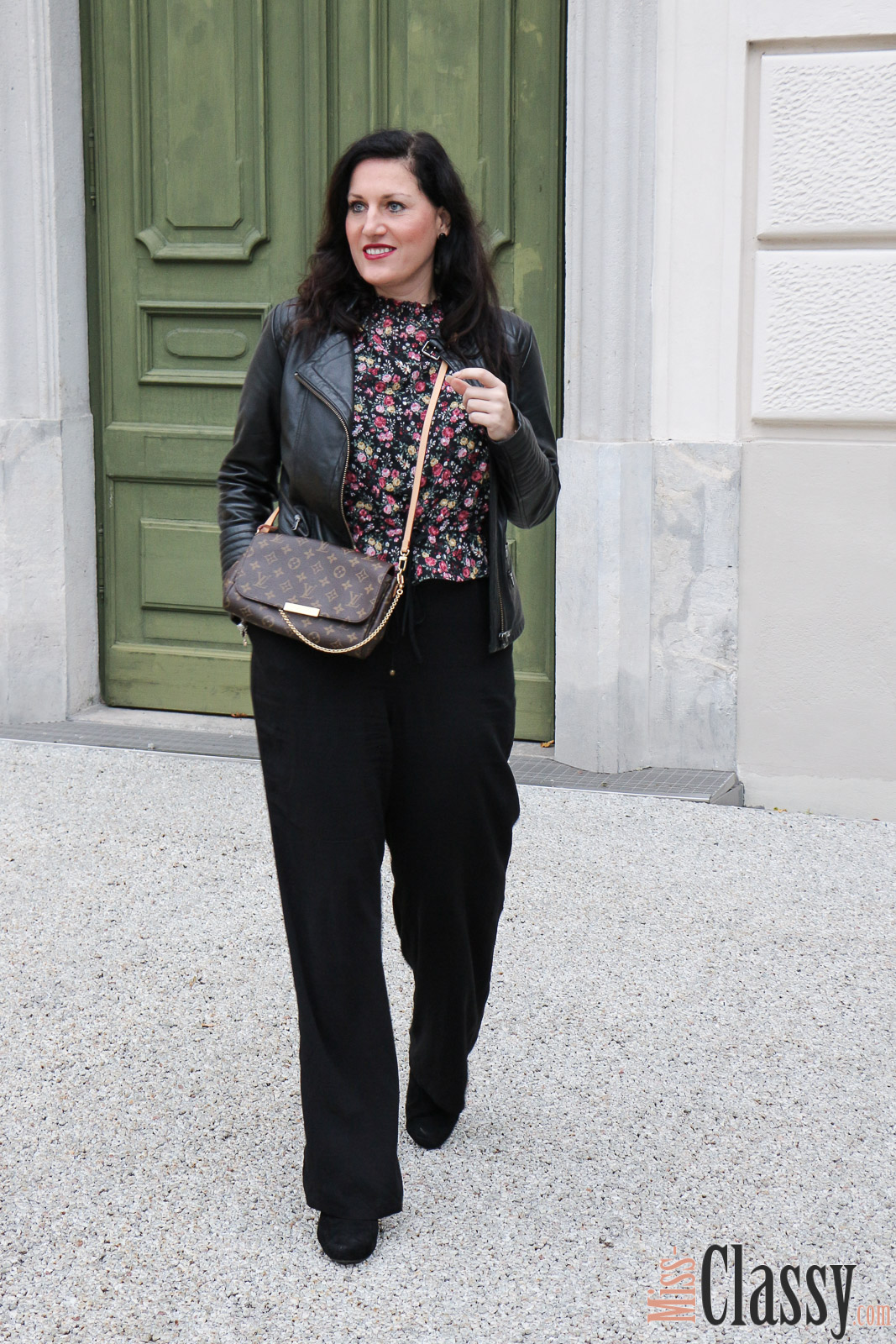 OUTFIT: Blumenprint Bluse mit schwarzer weiter Hose und Lederjacke, Miss Classy, Grazer Fashion Blog, Lifestyle Blog, Bloggerin Graz, classy Fashion, Lederjacke von Hallhuber, Blumenprint Bluse von H&M, schwarze weite Hose, Clutch Favorite von Louis Vuitton, Herbstmode, Stiefeletten, Claretcast Lippenstift von MAC