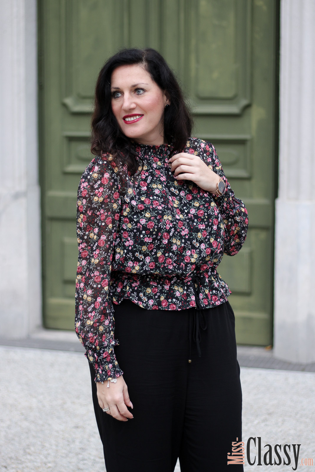 OUTFIT: Blumenprint Bluse mit schwarzer weiter Hose und Lederjacke, Miss Classy, Grazer Fashion Blog, Lifestyle Blog, Bloggerin Graz, classy Fashion, Lederjacke von Hallhuber, Blumenprint Bluse von H&M, schwarze weite Hose, Clutch Favorite von Louis Vuitton, Herbstmode, Stiefeletten, Claretcast Lippenstift von MAC