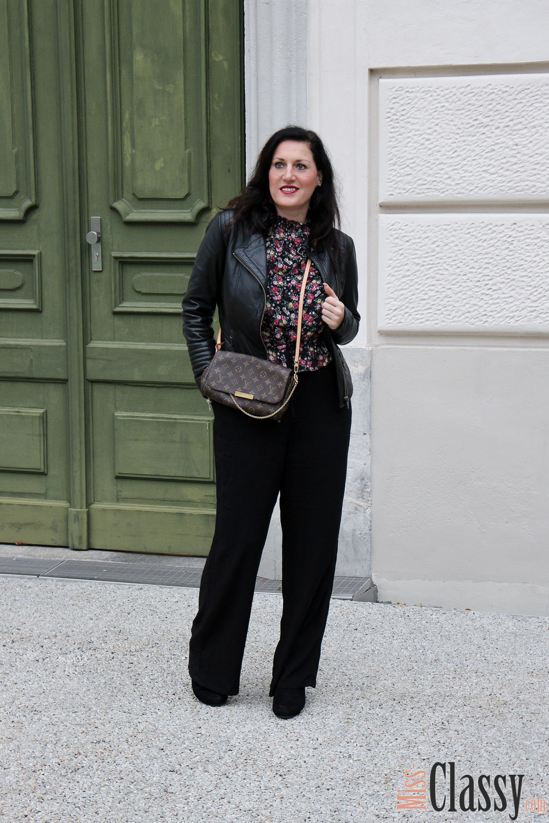 OUTFIT: Blumenprint Bluse mit schwarzer weiter Hose und Lederjacke, Miss Classy, Grazer Fashion Blog, Lifestyle Blog, Bloggerin Graz, classy Fashion, Lederjacke von Hallhuber, Blumenprint Bluse von H&M, schwarze weite Hose, Clutch Favorite von Louis Vuitton, Herbstmode, Stiefeletten, Claretcast Lippenstift von MAC