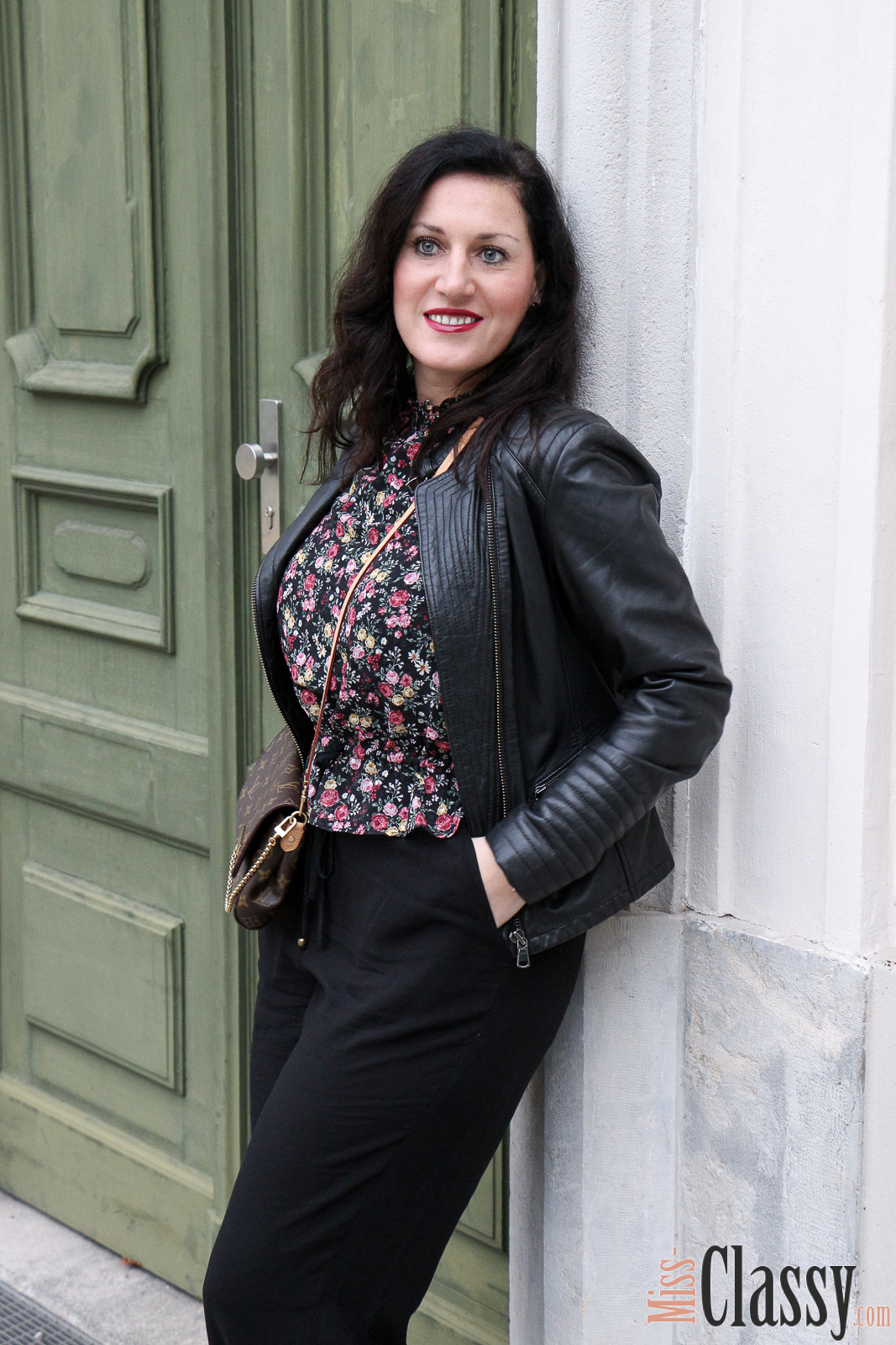 OUTFIT: Blumenprint Bluse mit schwarzer weiter Hose und Lederjacke, Miss Classy, Grazer Fashion Blog, Lifestyle Blog, Bloggerin Graz, classy Fashion, Lederjacke von Hallhuber, Blumenprint Bluse von H&M, schwarze weite Hose, Clutch Favorite von Louis Vuitton, Herbstmode, Stiefeletten, Claretcast Lippenstift von MAC