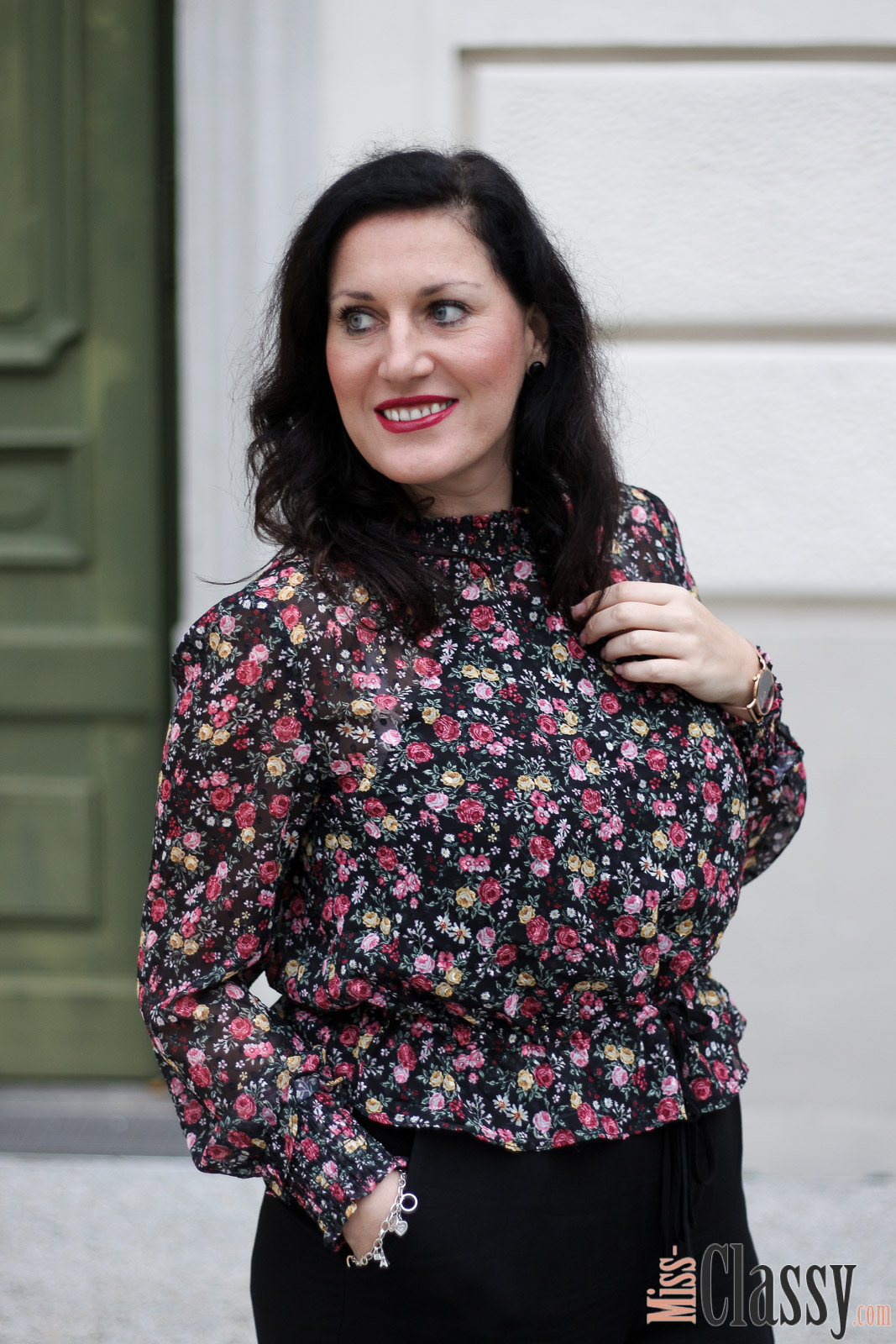 OUTFIT: Blumenprint Bluse mit schwarzer weiter Hose und Lederjacke, Miss Classy, Grazer Fashion Blog, Lifestyle Blog, Bloggerin Graz, classy Fashion, Lederjacke von Hallhuber, Blumenprint Bluse von H&M, schwarze weite Hose, Clutch Favorite von Louis Vuitton, Herbstmode, Stiefeletten, Claretcast Lippenstift von MAC