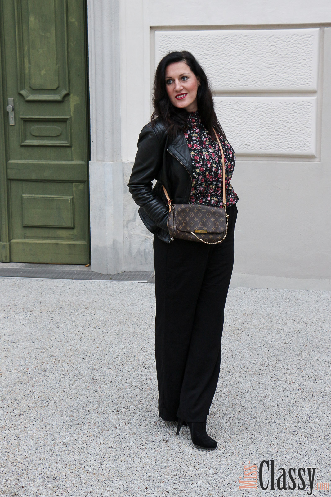 OUTFIT: Blumenprint Bluse mit schwarzer weiter Hose und Lederjacke, Miss Classy, Grazer Fashion Blog, Lifestyle Blog, Bloggerin Graz, classy Fashion, Lederjacke von Hallhuber, Blumenprint Bluse von H&M, schwarze weite Hose, Clutch Favorite von Louis Vuitton, Herbstmode, Stiefeletten, Claretcast Lippenstift von MAC