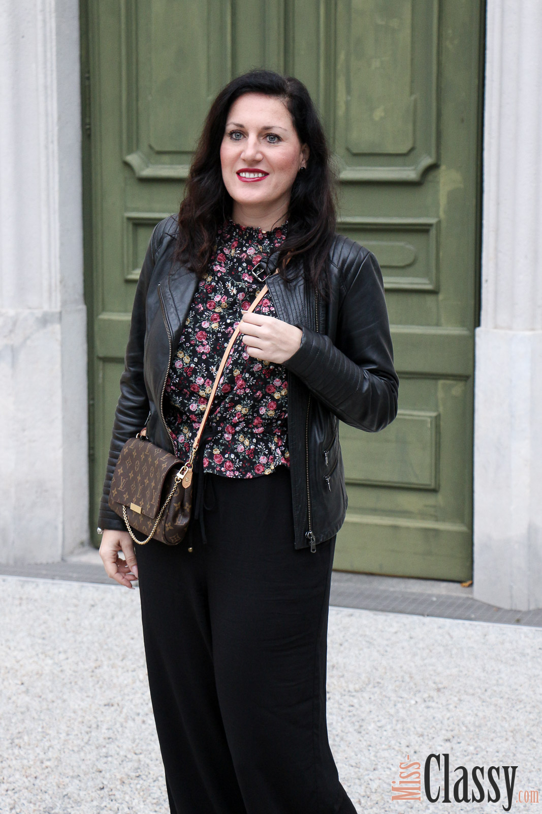 OUTFIT: Blumenprint Bluse mit schwarzer weiter Hose und Lederjacke, Miss Classy, Grazer Fashion Blog, Lifestyle Blog, Bloggerin Graz, classy Fashion, Lederjacke von Hallhuber, Blumenprint Bluse von H&M, schwarze weite Hose, Clutch Favorite von Louis Vuitton, Herbstmode, Stiefeletten, Claretcast Lippenstift von MAC