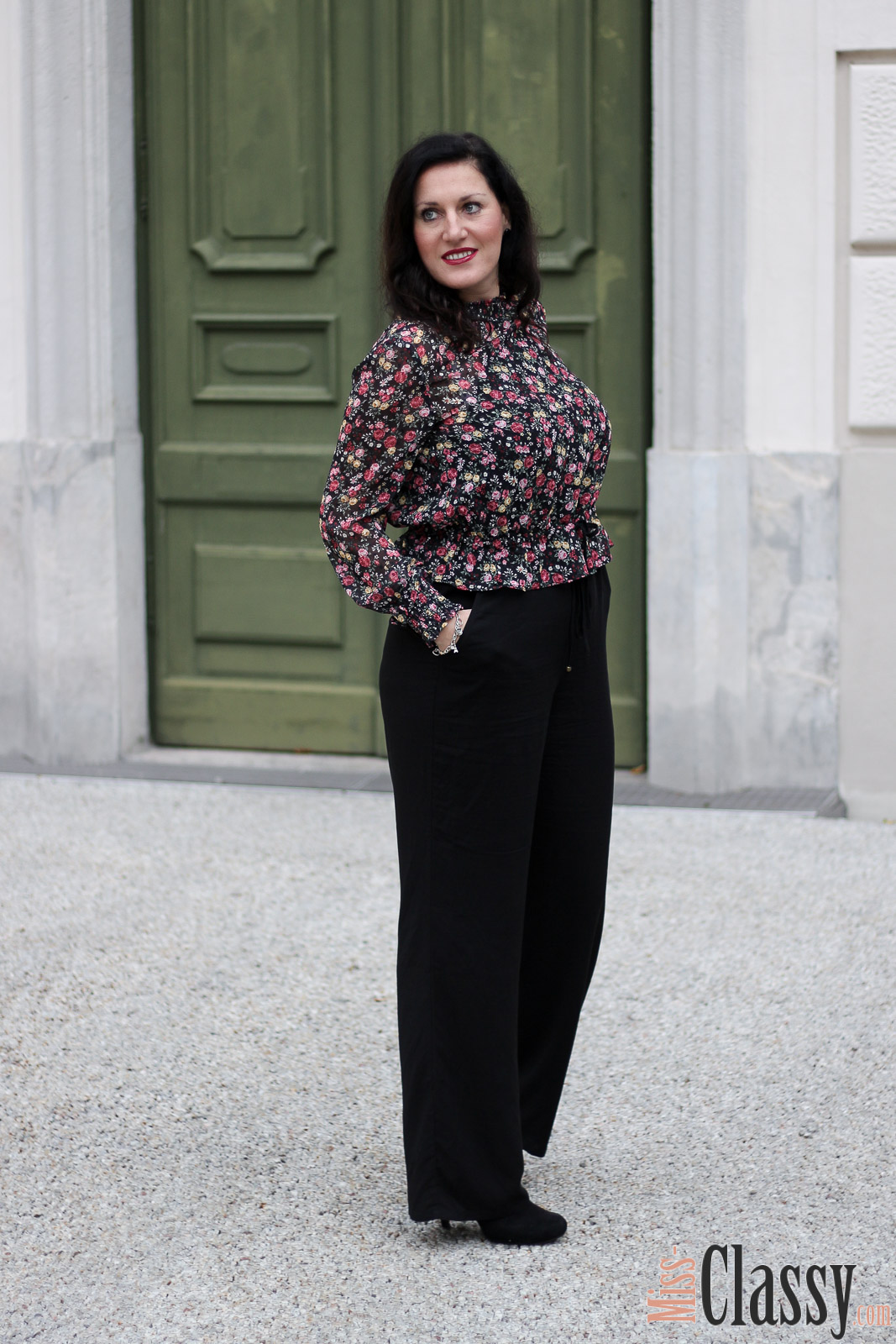 OUTFIT: Blumenprint Bluse mit schwarzer weiter Hose und Lederjacke, Miss Classy, Grazer Fashion Blog, Lifestyle Blog, Bloggerin Graz, classy Fashion, Lederjacke von Hallhuber, Blumenprint Bluse von H&M, schwarze weite Hose, Clutch Favorite von Louis Vuitton, Herbstmode, Stiefeletten, Claretcast Lippenstift von MAC