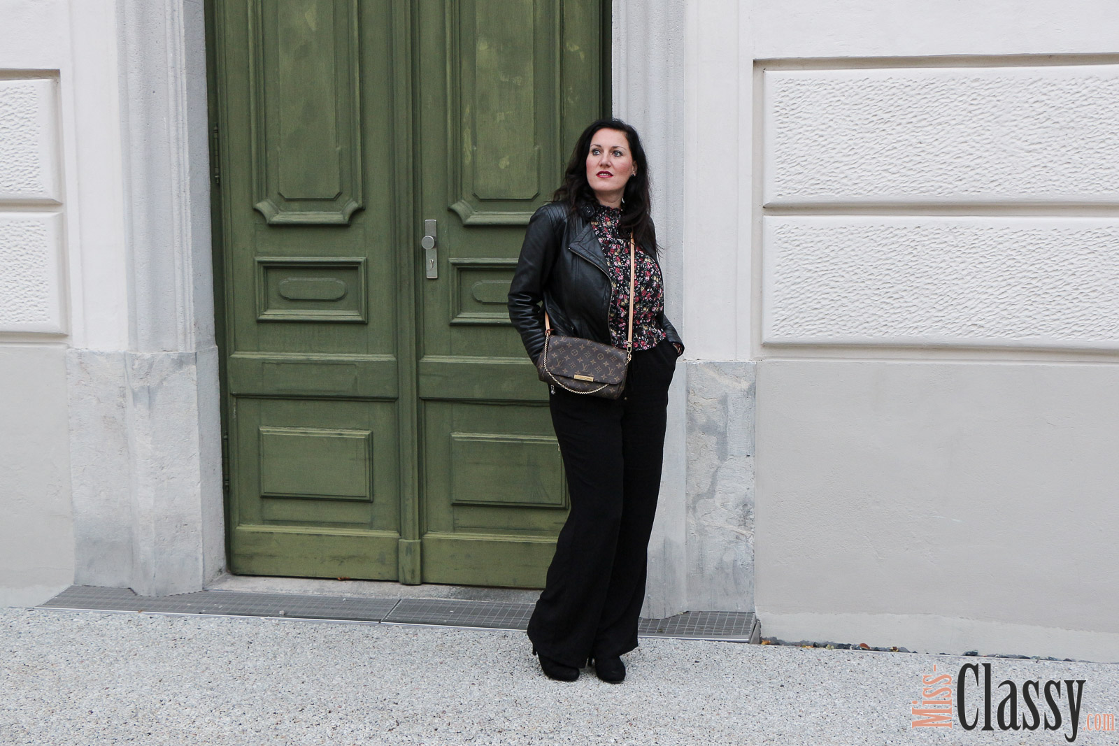 OUTFIT: Blumenprint Bluse mit schwarzer weiter Hose und Lederjacke, Miss Classy, Grazer Fashion Blog, Lifestyle Blog, Bloggerin Graz, classy Fashion, Lederjacke von Hallhuber, Blumenprint Bluse von H&M, schwarze weite Hose, Clutch Favorite von Louis Vuitton, Herbstmode, Stiefeletten, Claretcast Lippenstift von MAC