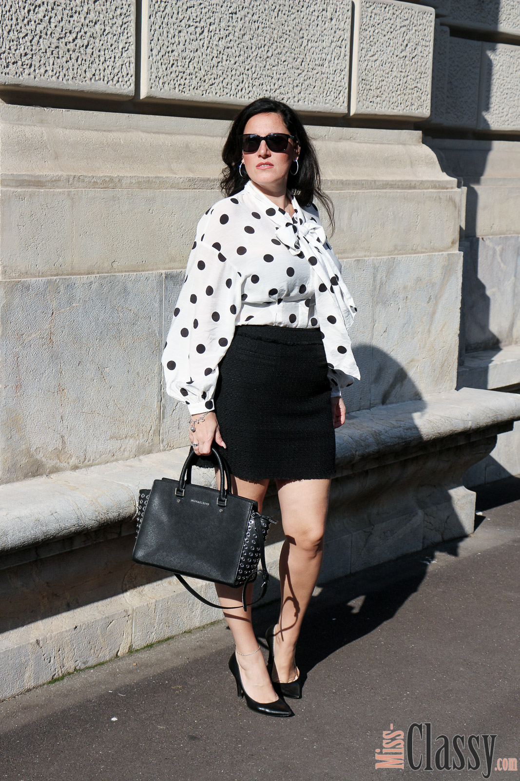 OUTFIT: Polka Dot Bluse mit kurzem Rock im Business Style, Miss Classy, Grazer Fashion Blog, Lifestyle Blog, Blogger Graz, classy Fashion, Polka Dot Bluse, kurzer schwarzer Rock aus Strukturstoff, H&M, Pumps, Sonnenbrille von Burberry, Handtasche Selma Grommet von Michael Kors