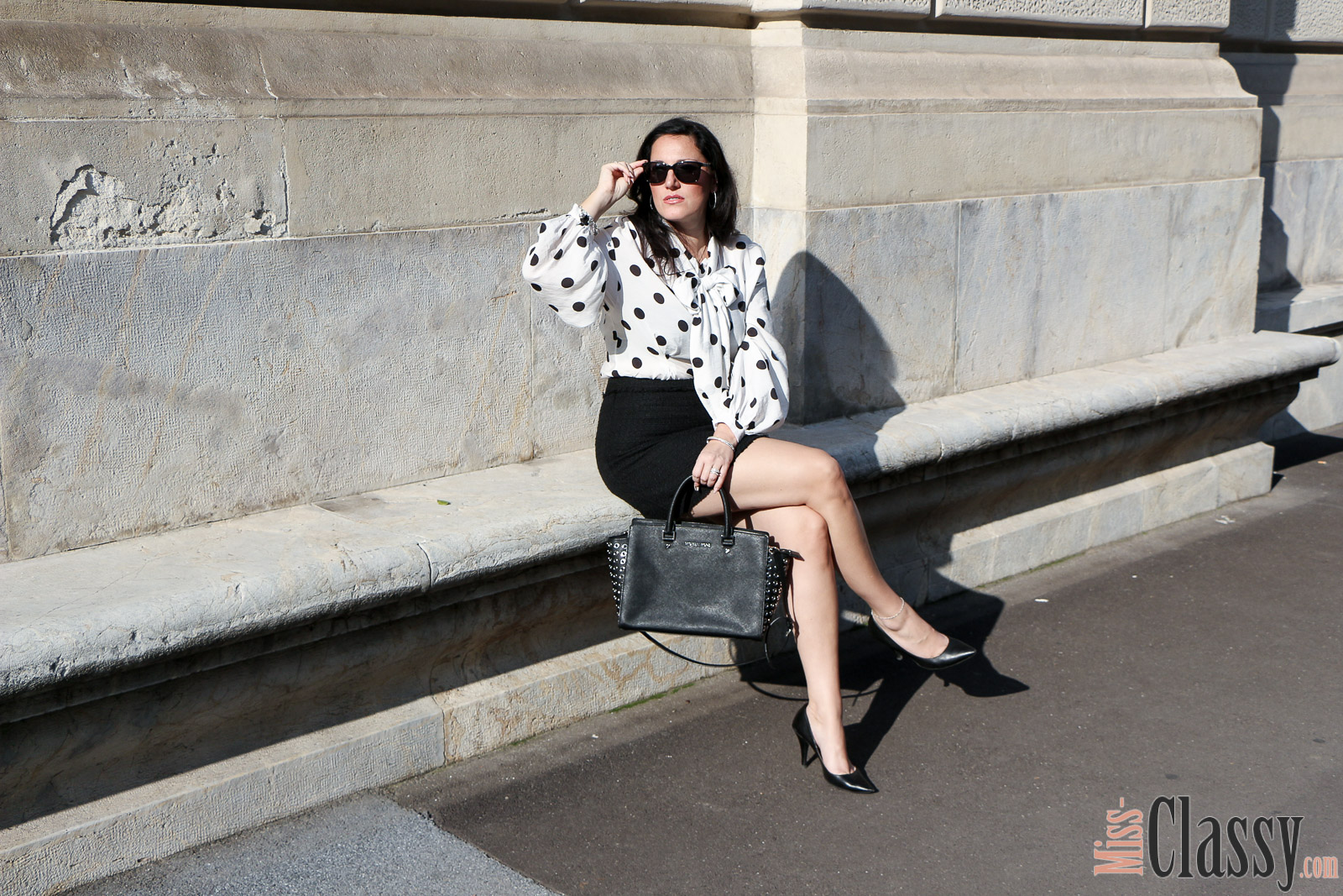 OUTFIT: Polka Dot Bluse mit kurzem Rock im Business Style, Miss Classy, Grazer Fashion Blog, Lifestyle Blog, Blogger Graz, classy Fashion, Polka Dot Bluse, kurzer schwarzer Rock aus Strukturstoff, H&M, Pumps, Sonnenbrille von Burberry, Handtasche Selma Grommet von Michael Kors