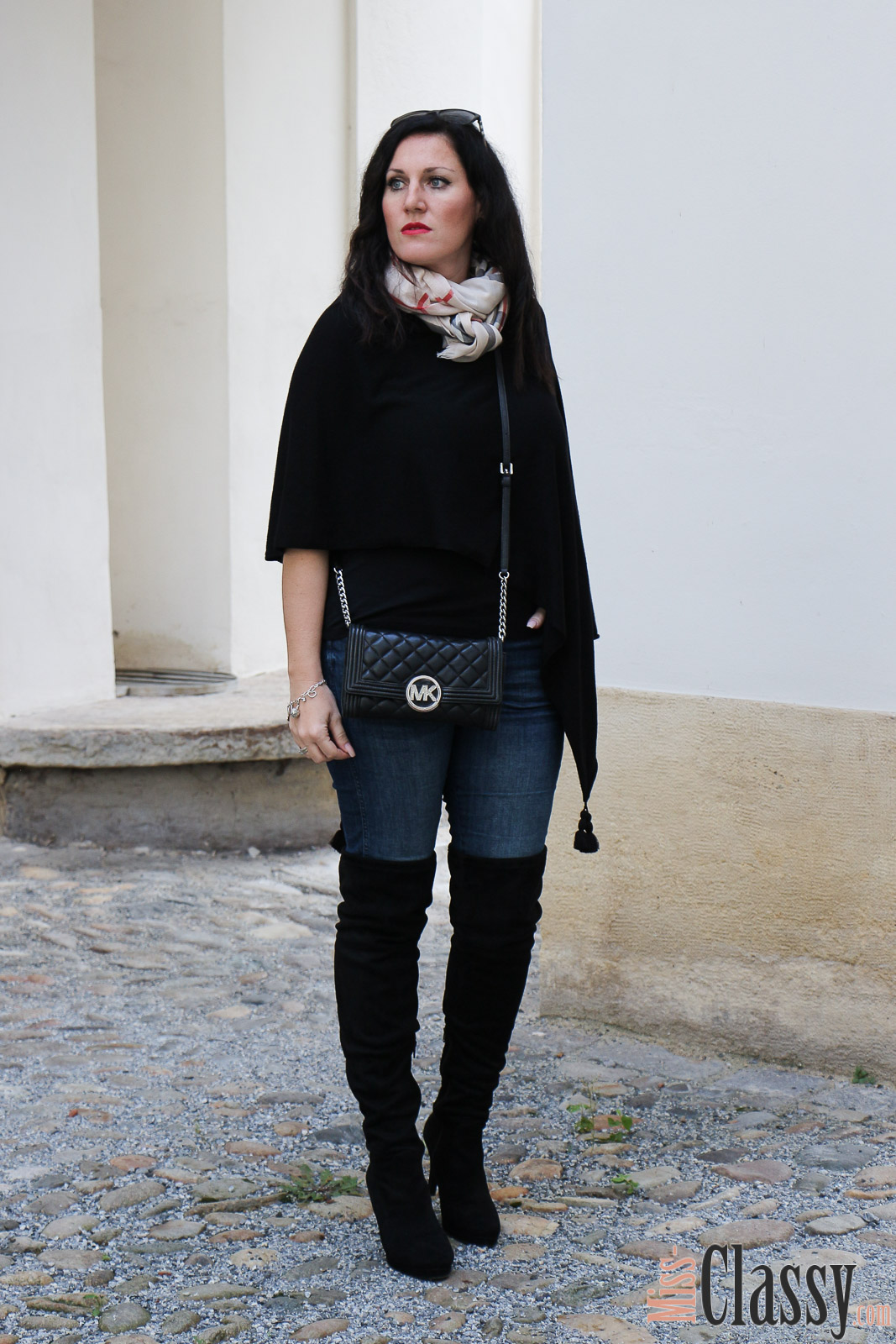 OUTFIT: Schal mit Karomuster von Burberry und schwarzer Poncho, Miss Classy, Grazer Fashion Blog, Lifestyle Blog, Bloggerin Graz, classy Fashion, schwarze Overknees, Overknee Stiefel, Humanic, Jeans, Denim, Schal, Schal von Burberry, Karomuster Burberry, Sonnenbrille von Burberry, Handtasche Clutch von Michael Kors, schwarzer Poncho, Herbstmode, roter Lippenstift von MAC, Life's Blood von MAC