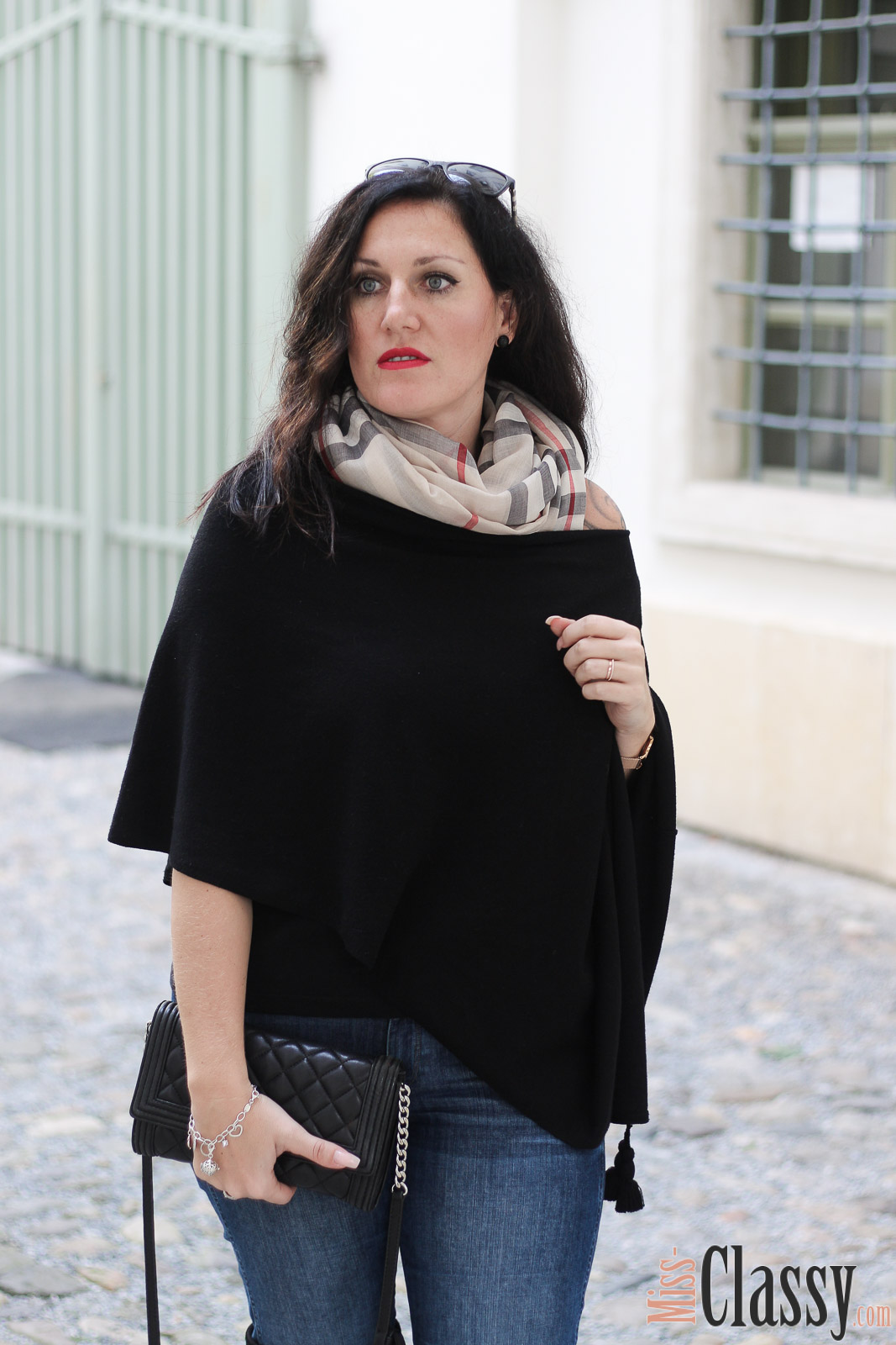 OUTFIT: Schal mit Karomuster von Burberry und schwarzer Poncho, Miss Classy, Grazer Fashion Blog, Lifestyle Blog, Bloggerin Graz, classy Fashion, schwarze Overknees, Overknee Stiefel, Humanic, Jeans, Denim, Schal, Schal von Burberry, Karomuster Burberry, Sonnenbrille von Burberry, Handtasche Clutch von Michael Kors, schwarzer Poncho, Herbstmode, roter Lippenstift von MAC, Life's Blood von MAC