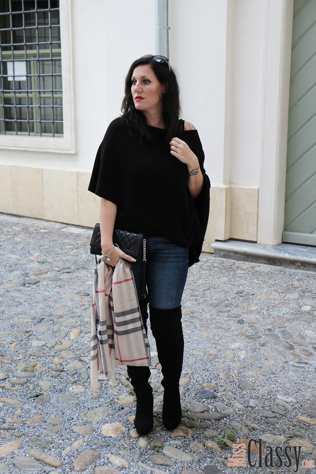 OUTFIT: Schal mit Karomuster von Burberry und schwarzer Poncho, Miss Classy, Grazer Fashion Blog, Lifestyle Blog, Bloggerin Graz, classy Fashion, schwarze Overknees, Overknee Stiefel, Humanic, Jeans, Denim, Schal, Schal von Burberry, Karomuster Burberry, Sonnenbrille von Burberry, Handtasche Clutch von Michael Kors, schwarzer Poncho, Herbstmode, roter Lippenstift von MAC, Life's Blood von MAC