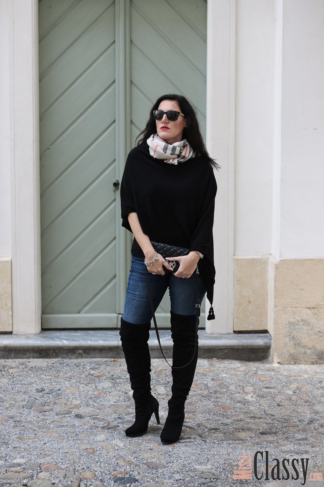 OUTFIT: Schal mit Karomuster von Burberry und schwarzer Poncho, Miss Classy, Grazer Fashion Blog, Lifestyle Blog, Bloggerin Graz, classy Fashion, schwarze Overknees, Overknee Stiefel, Humanic, Jeans, Denim, Schal, Schal von Burberry, Karomuster Burberry, Sonnenbrille von Burberry, Handtasche Clutch von Michael Kors, schwarzer Poncho, Herbstmode, roter Lippenstift von MAC, Life's Blood von MAC